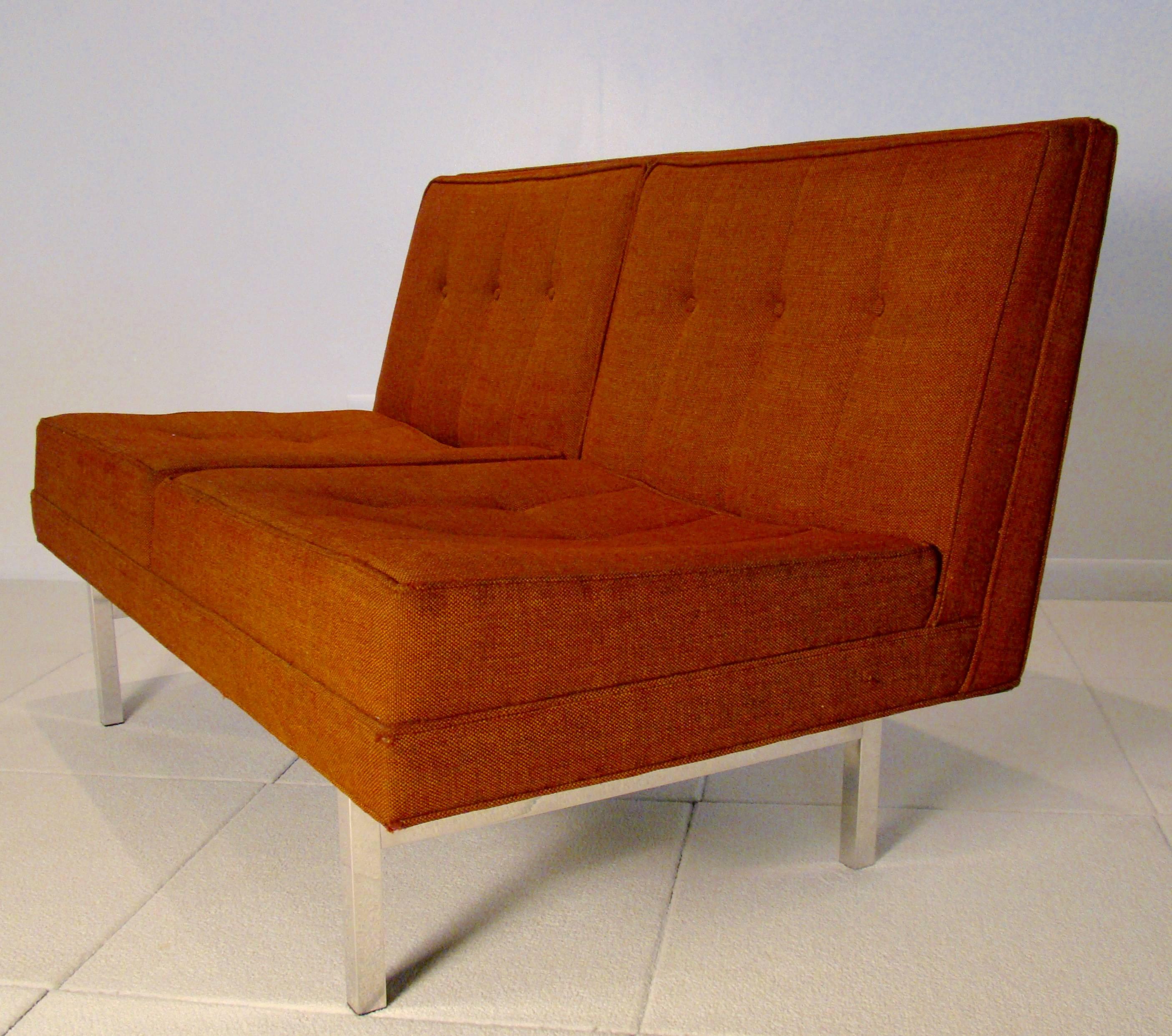 Wonderful armless settee (circa 1965 USA) with period styling cues and strong influences of Florence Knoll and George Nelson. Vintage steelcase build quality and original wool/nylon 