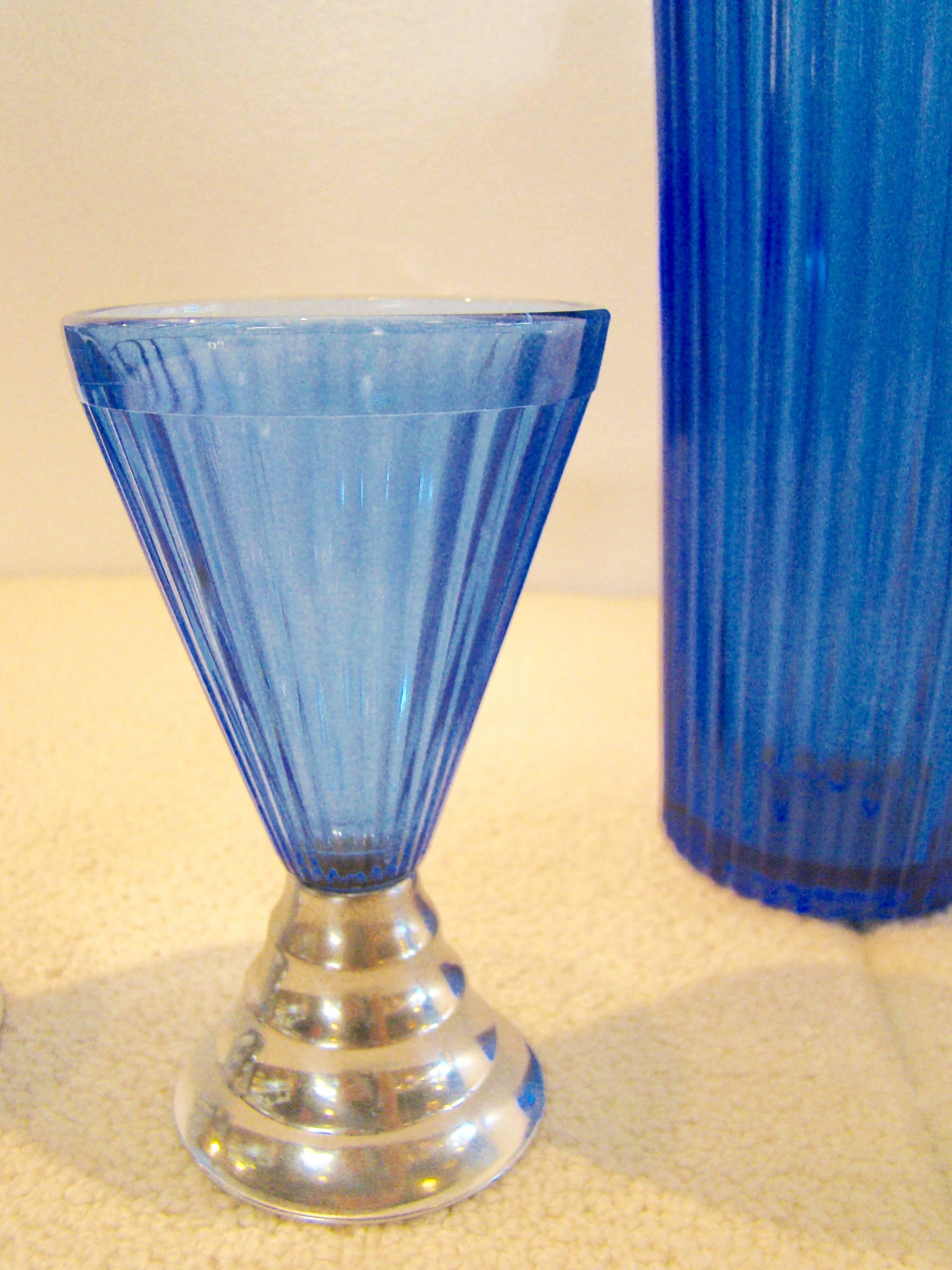 American Art Deco Machine Age Cobalt Ribbed Cocktail Shaker and Four Cups, circa 1930s