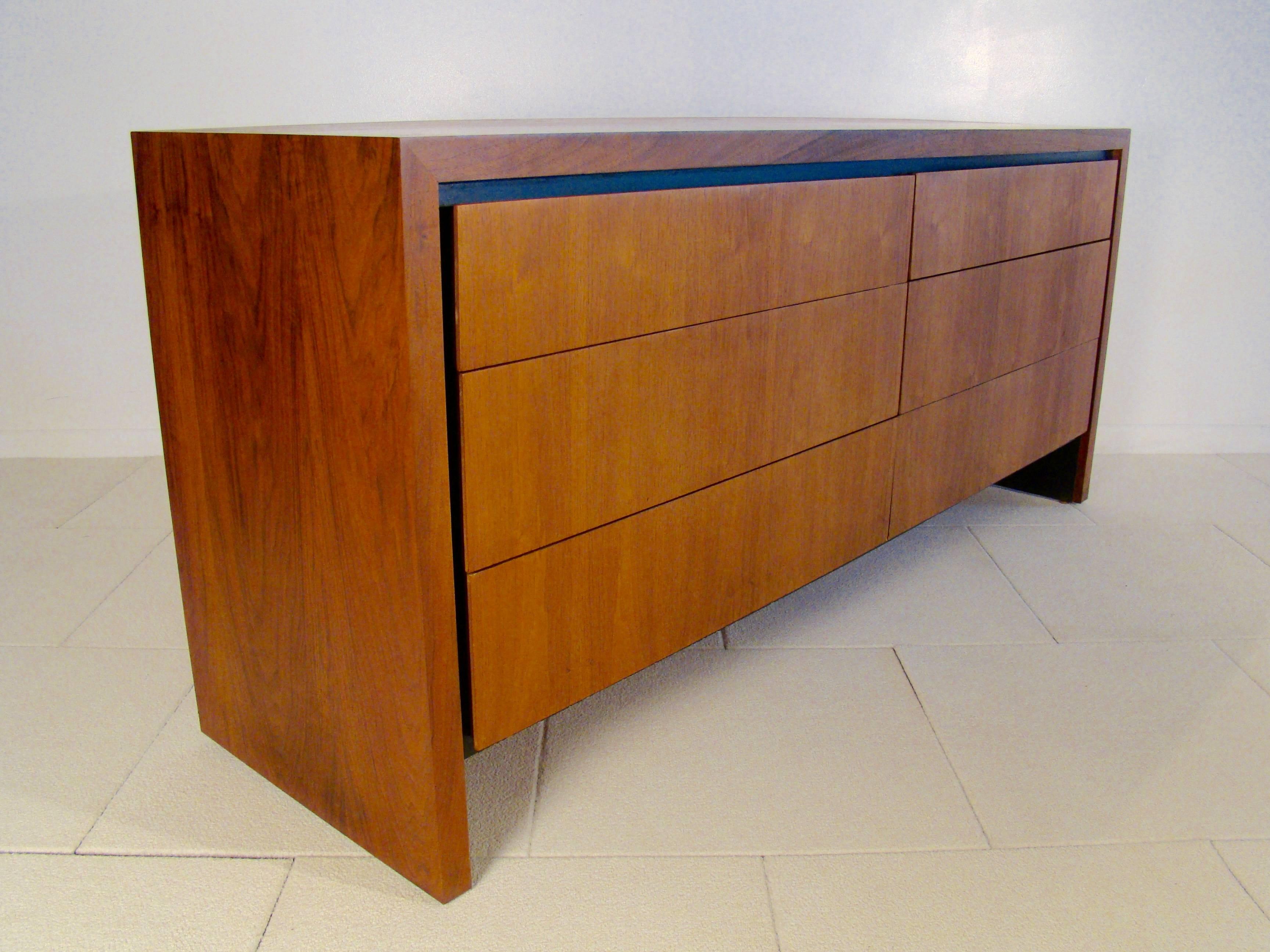 Walnut and Black Six-Drawer Dresser Attributed to Milo Baughman for Dillingham 2