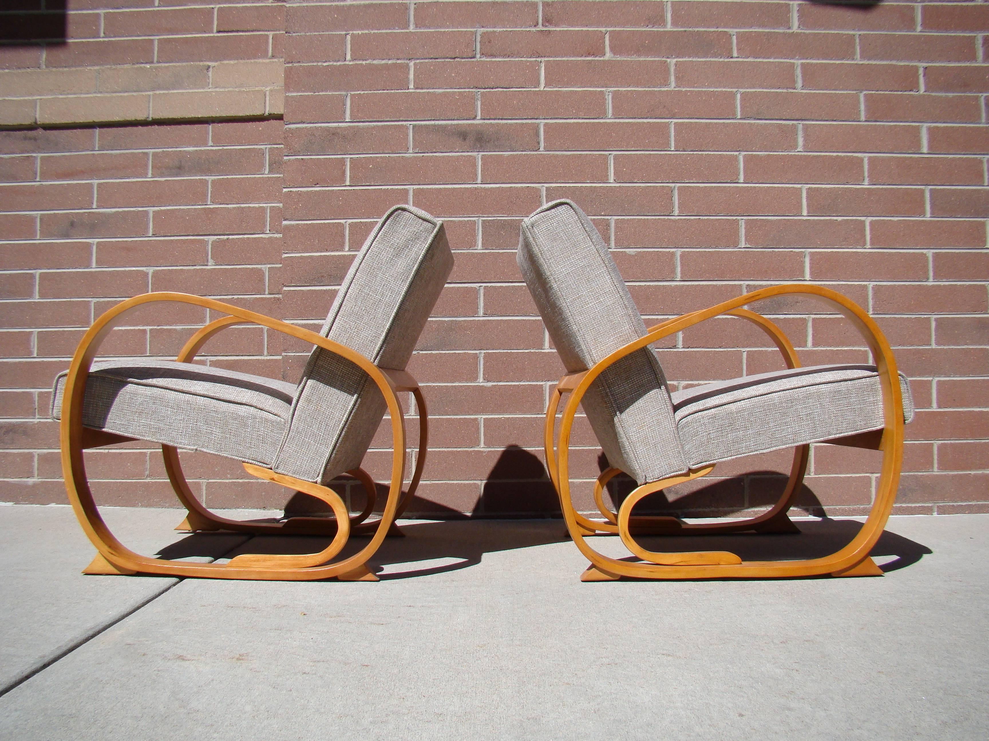 Beautiful matched pair of machine age Art Deco bentwood lounge chairs by Thonet, circa 1930s. Fully restored. Refinished and new upholstery. Image 10 shows a matching table in a separate listing.