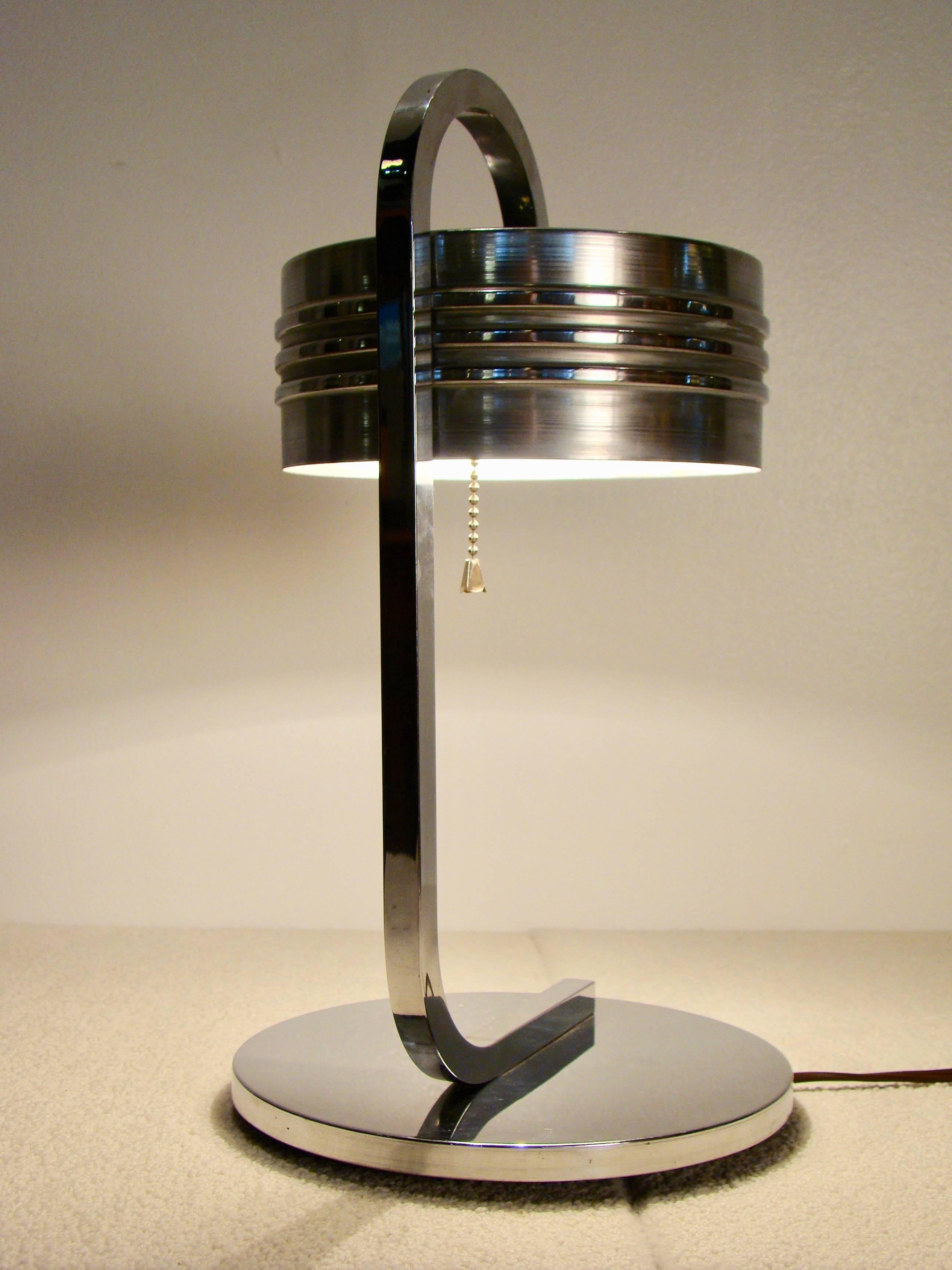 Exceptional Art Deco streamline chrome table lamp, circa 1930s. Beautiful from every angle. Switch is a pull chain.