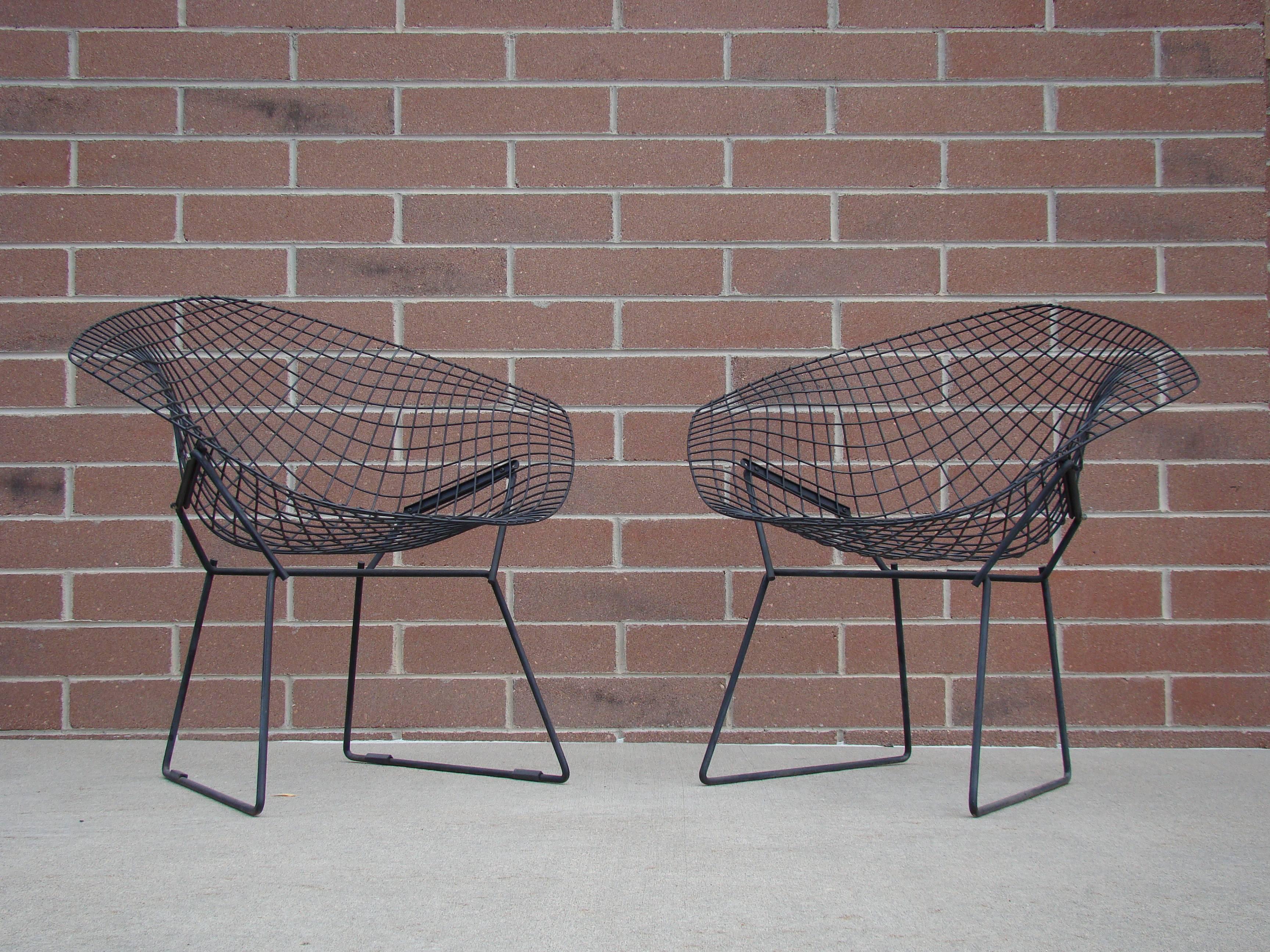 Pair of Early Harry Bertoia for Knoll Black Wire Diamond Chairs In Excellent Condition For Sale In Denver, CO
