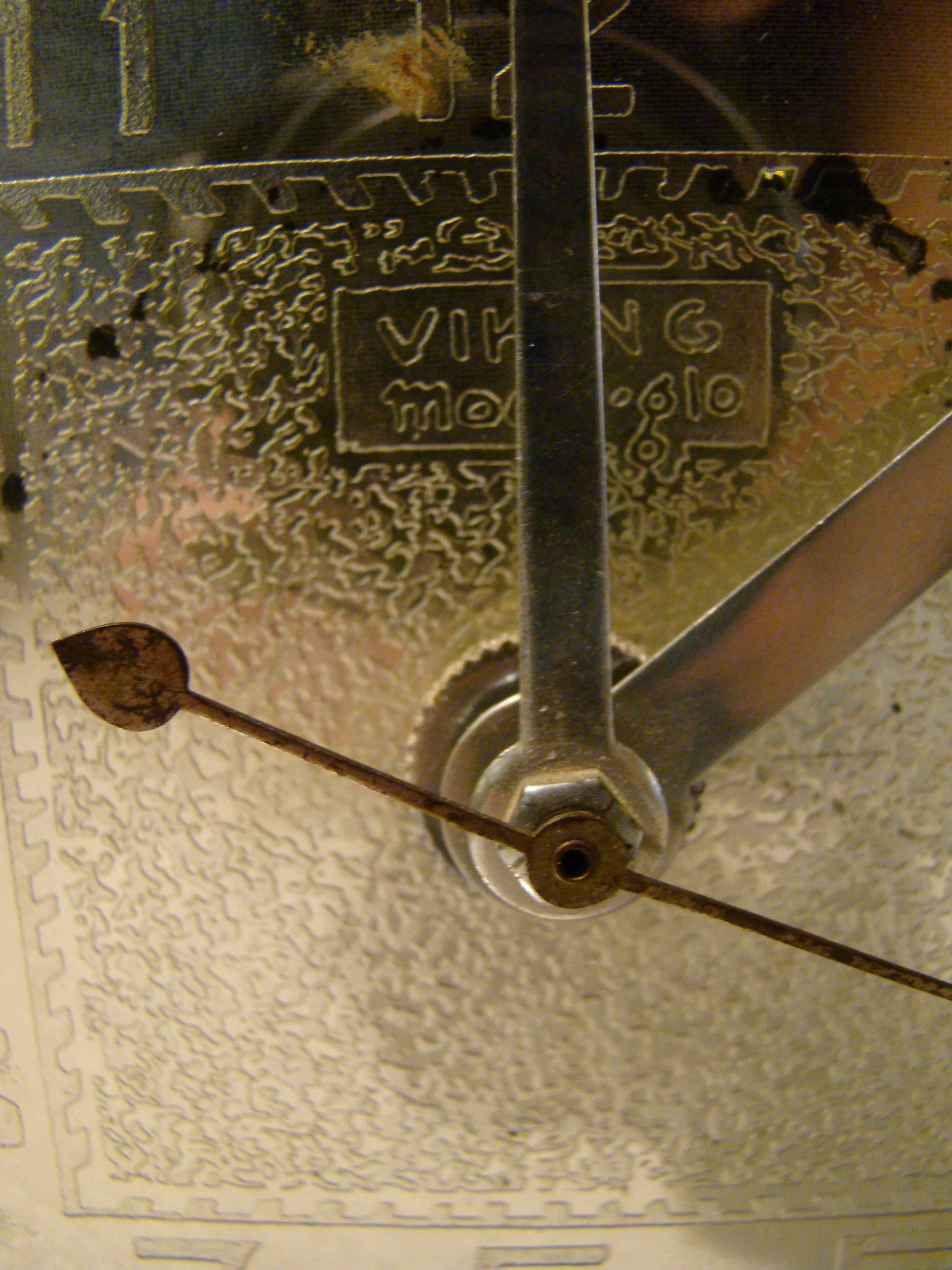 Art Deco Machine Age Viking Moon Glo Lighted Electric Mantle Clock In Good Condition For Sale In Denver, CO