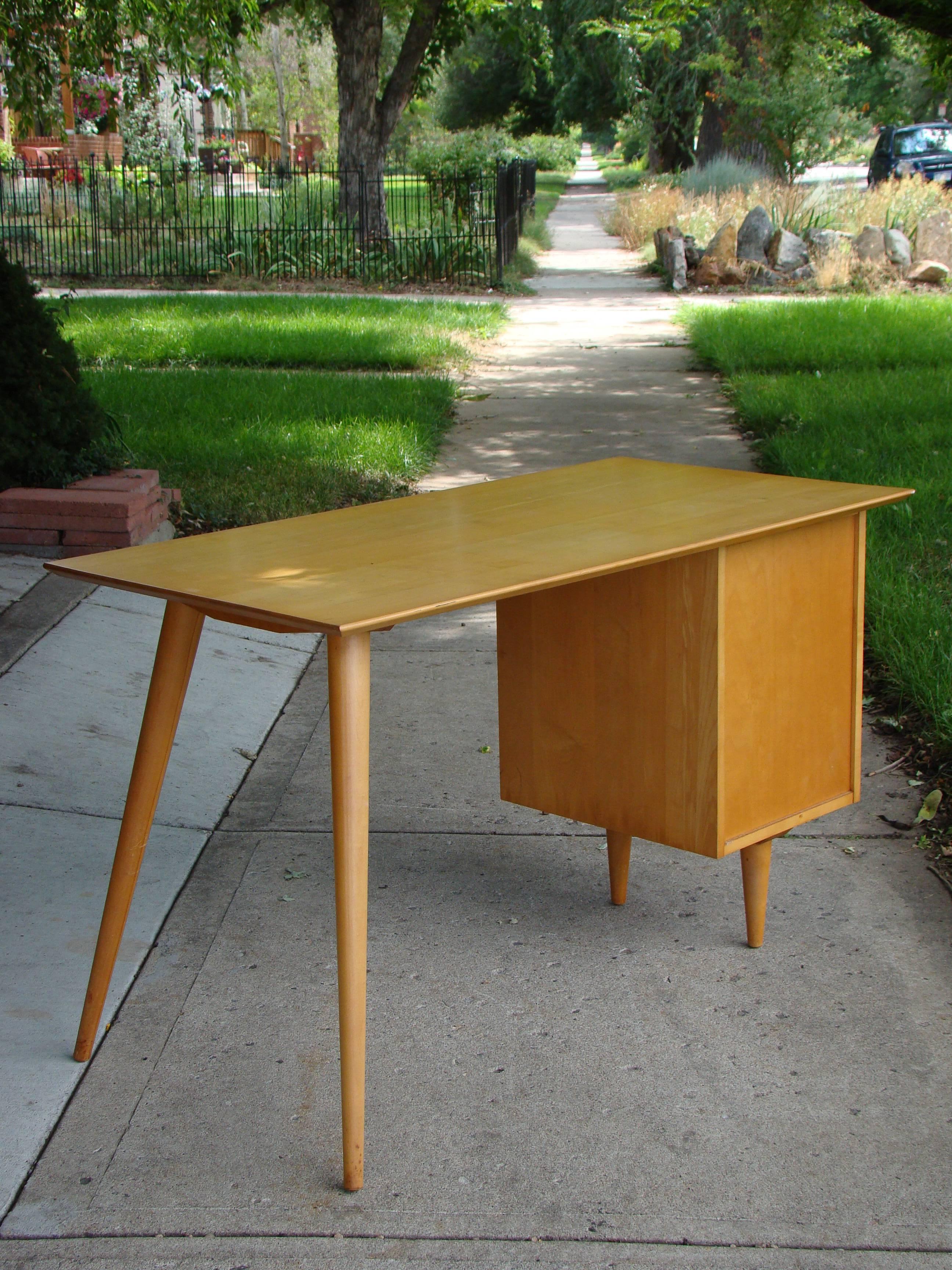 Mid-Century Modern Paul McCobb for Winchendon Planner Group Desk in Maple with Chrome Pulls For Sale
