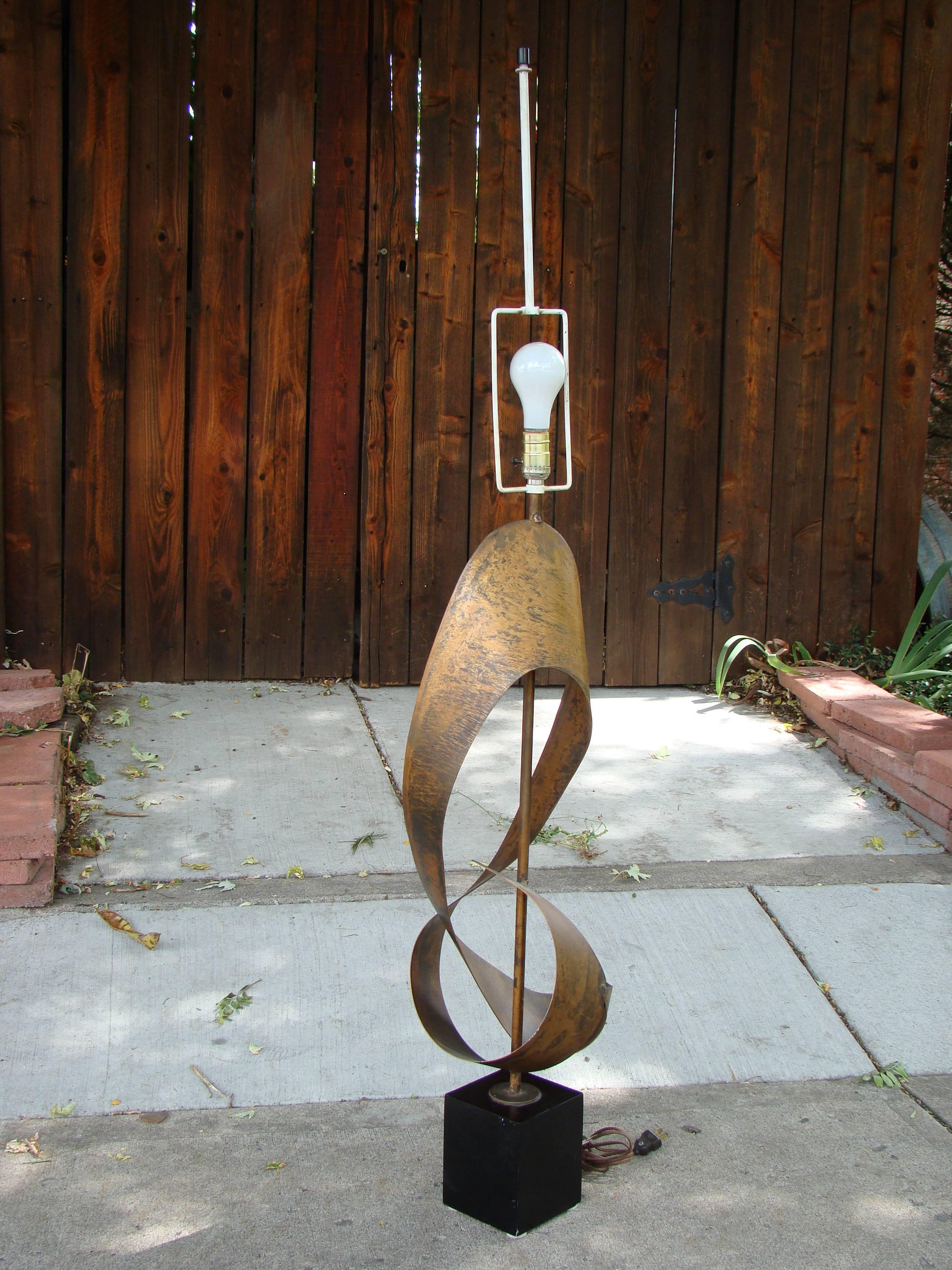 Beautiful and soaring metal lamp by Harry Balmer for the Laurel Lamp Co., circa 1960. Sits on a painted wood base.