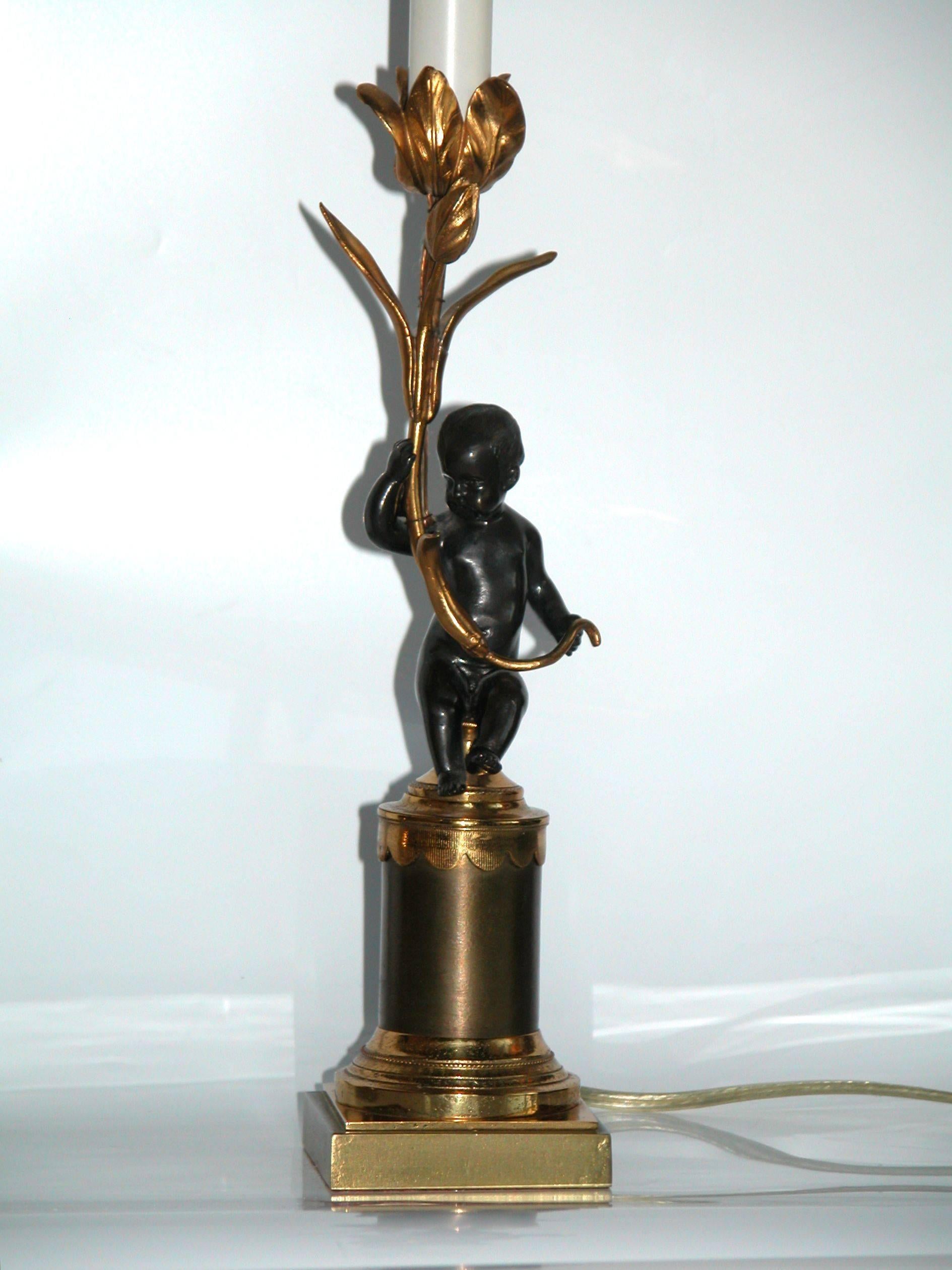 Français Paire de lampes de table habillées en bronze du 19ème siècle avec chérubins en vente