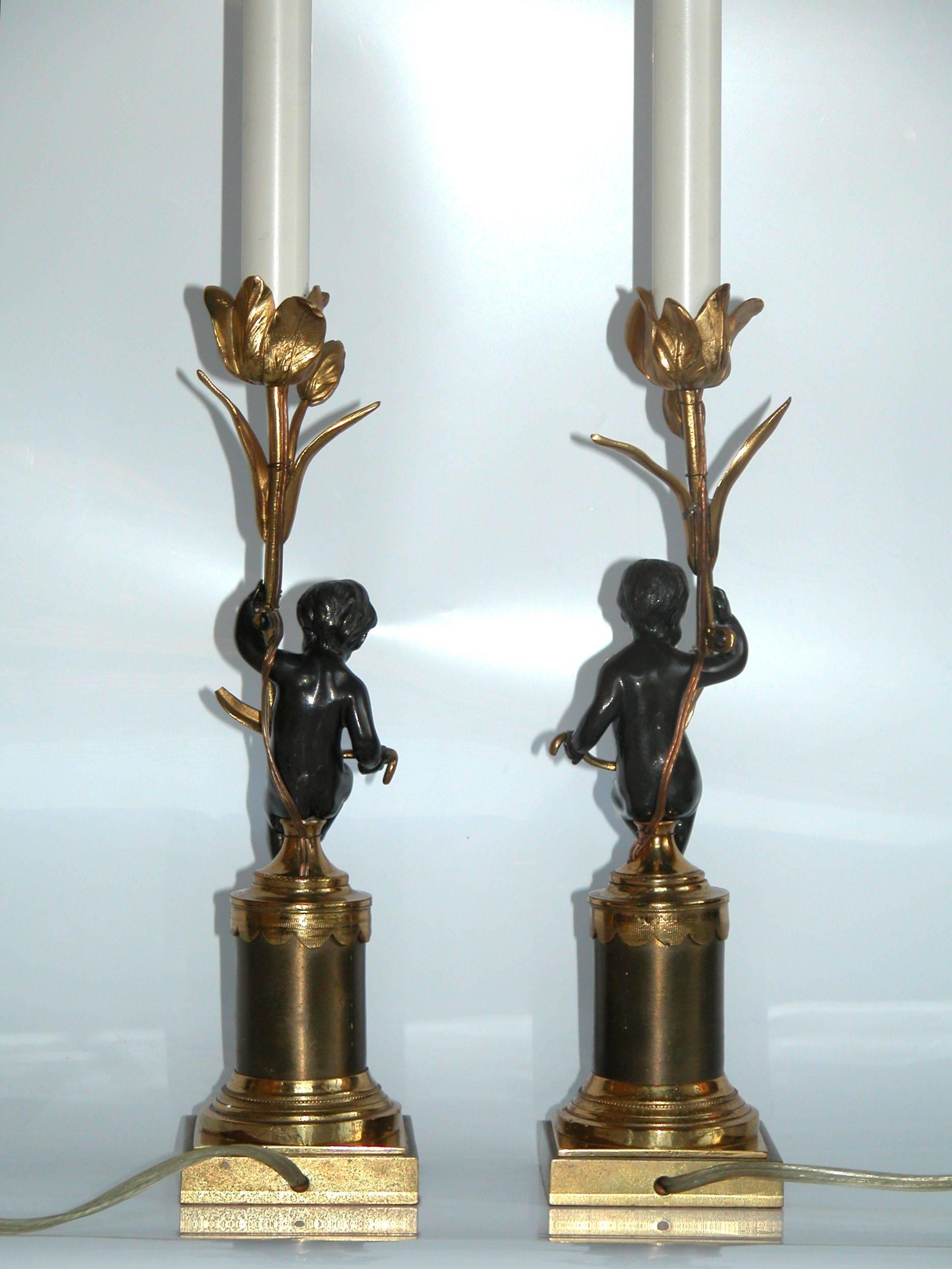 Paire de lampes de table habillées en bronze du 19ème siècle avec chérubins Excellent état - En vente à Pittsburgh, PA