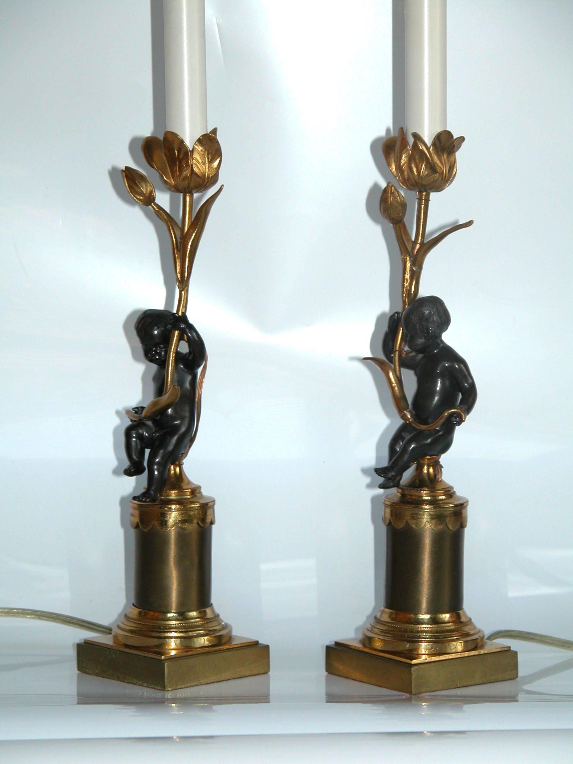 Milieu du XIXe siècle Paire de lampes de table habillées en bronze du 19ème siècle avec chérubins en vente