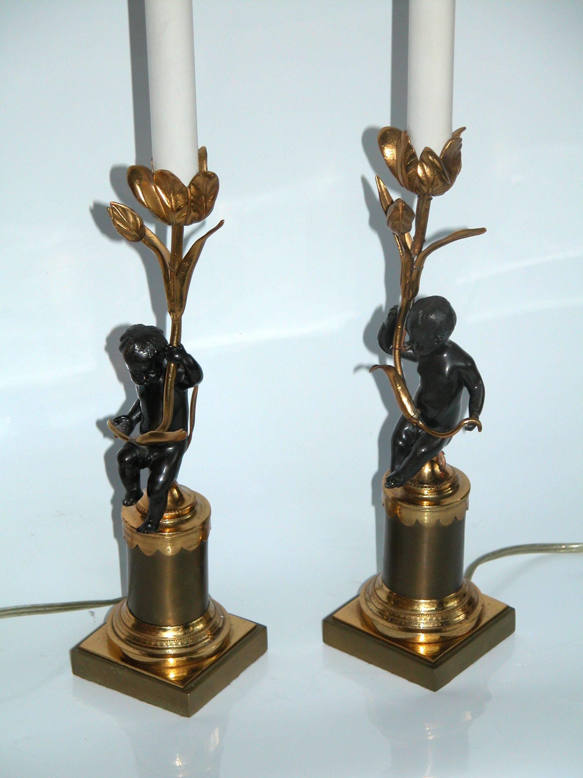 Laiton Paire de lampes de table habillées en bronze du 19ème siècle avec chérubins en vente