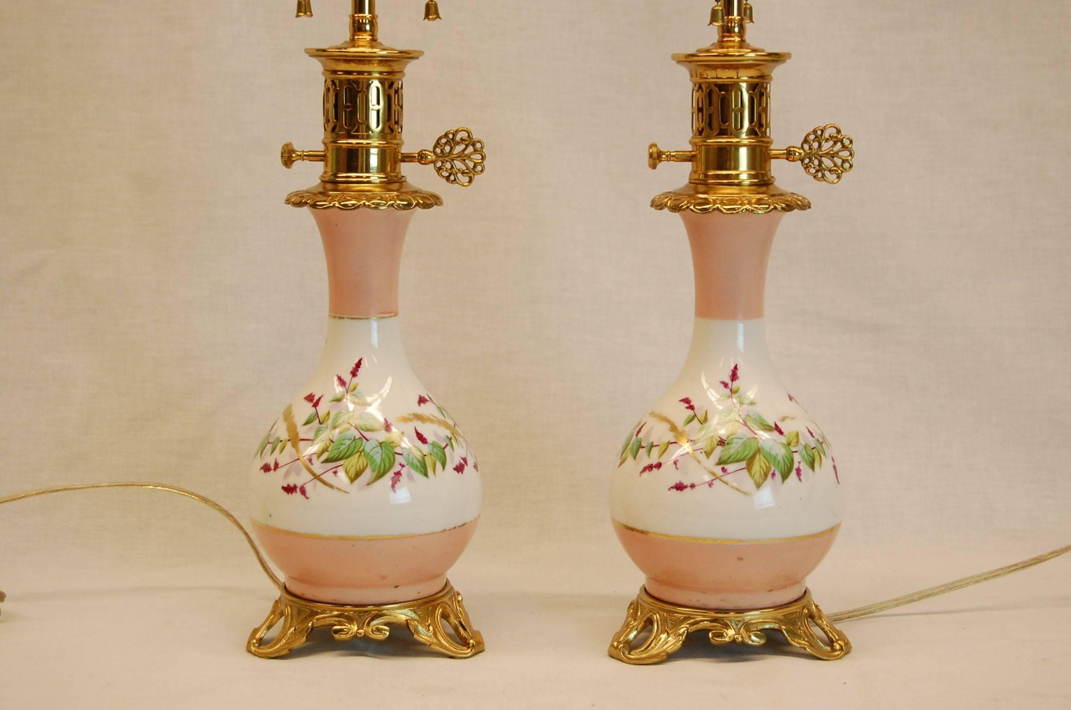 Victorian Pair of Mid 19th Century Porcelain Hand-Painted French or English Oil Lamps For Sale