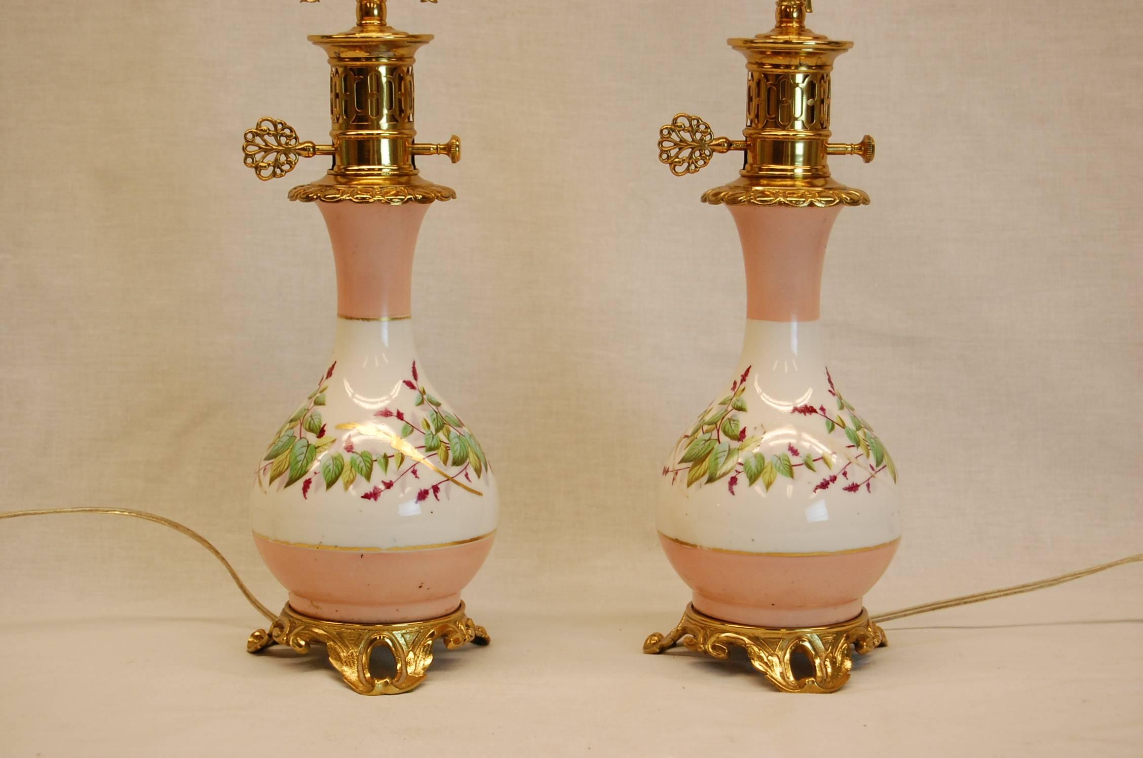 Hand-Crafted Pair of Mid 19th Century Porcelain Hand-Painted French or English Oil Lamps For Sale