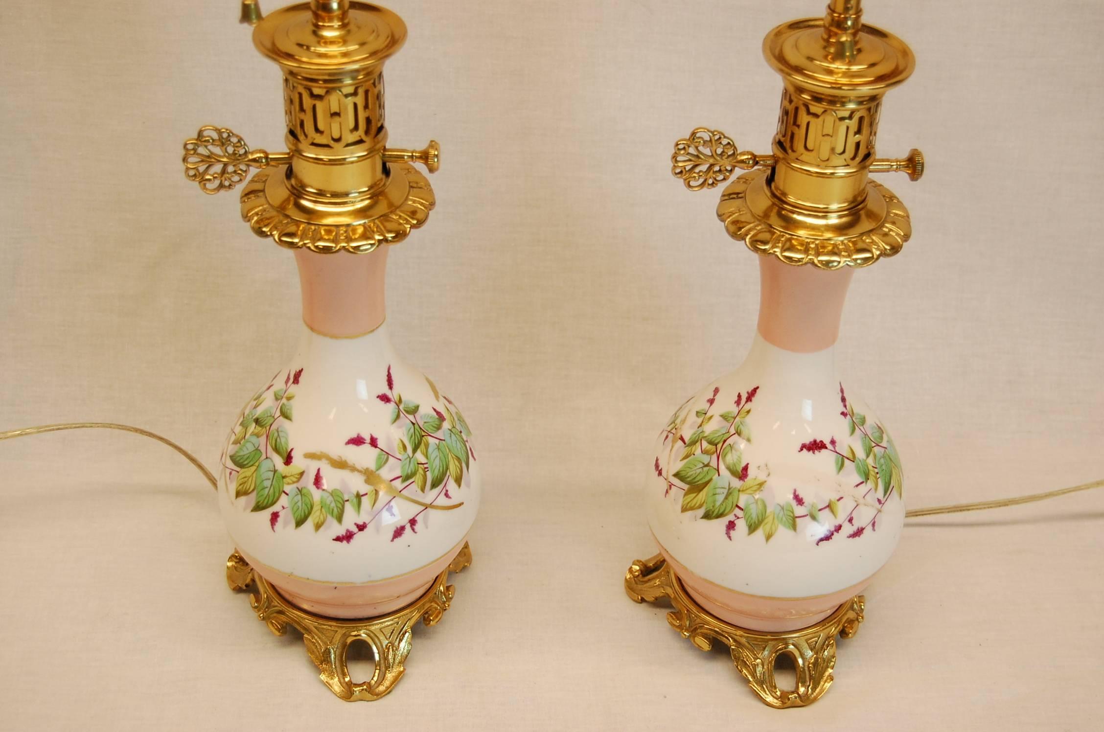 Pair of Mid 19th Century Porcelain Hand-Painted French or English Oil Lamps In Excellent Condition For Sale In Pittsburgh, PA