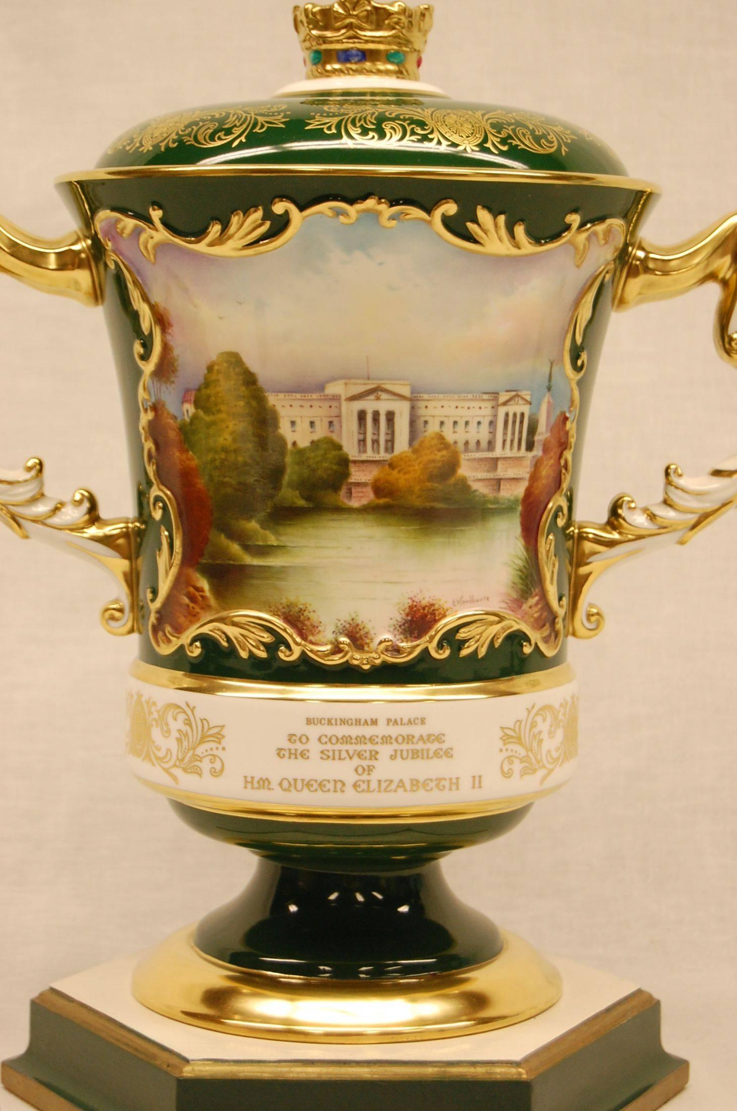 This lidded urn on wooden base is in mint condition, made in 1977 to commemorate the silver jubilee of Queen Elizabeth II. Made by Aynsley in England.