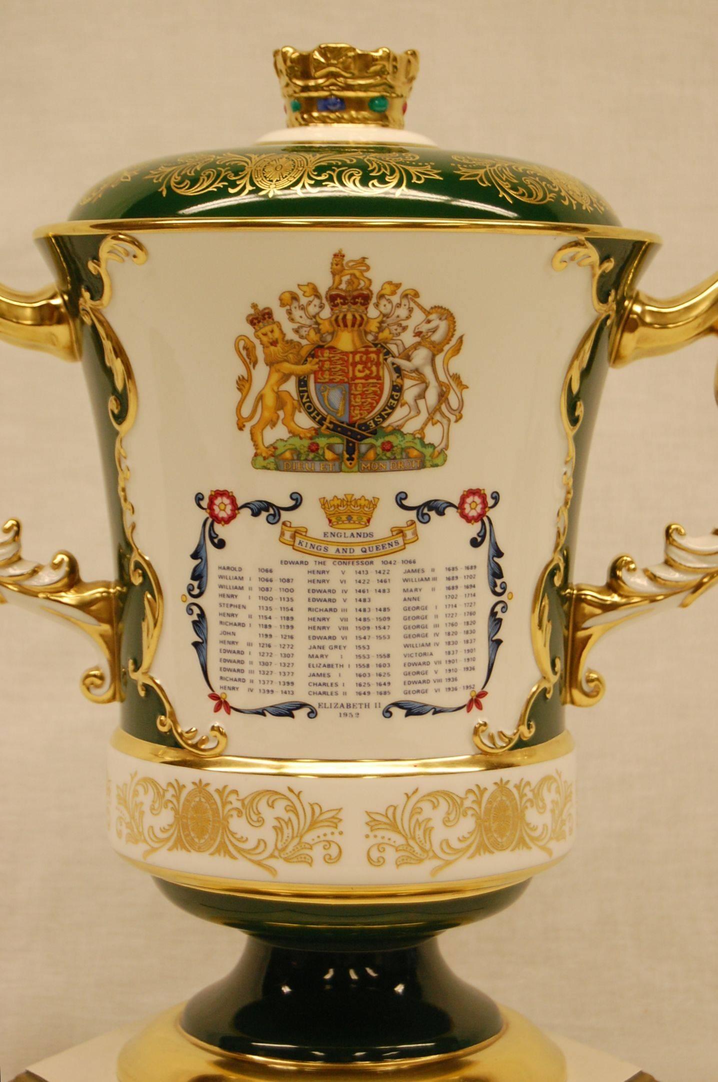 Neoclassical Porcelain Urn by Aynsley to Commemorate QE II Silver Jubilee, Buckingham Palace