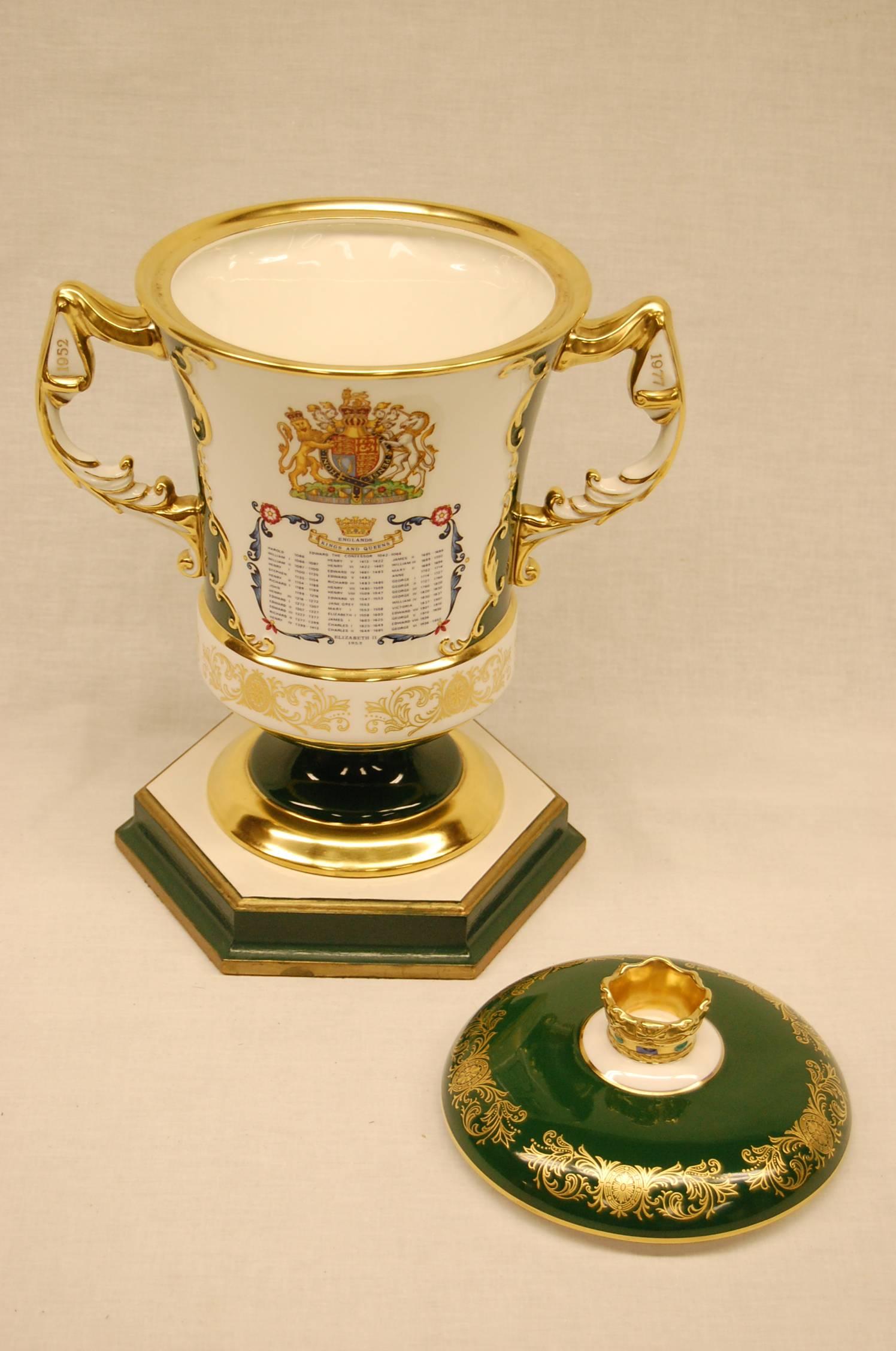 English Porcelain Urn by Aynsley to Commemorate QE II Silver Jubilee, Buckingham Palace