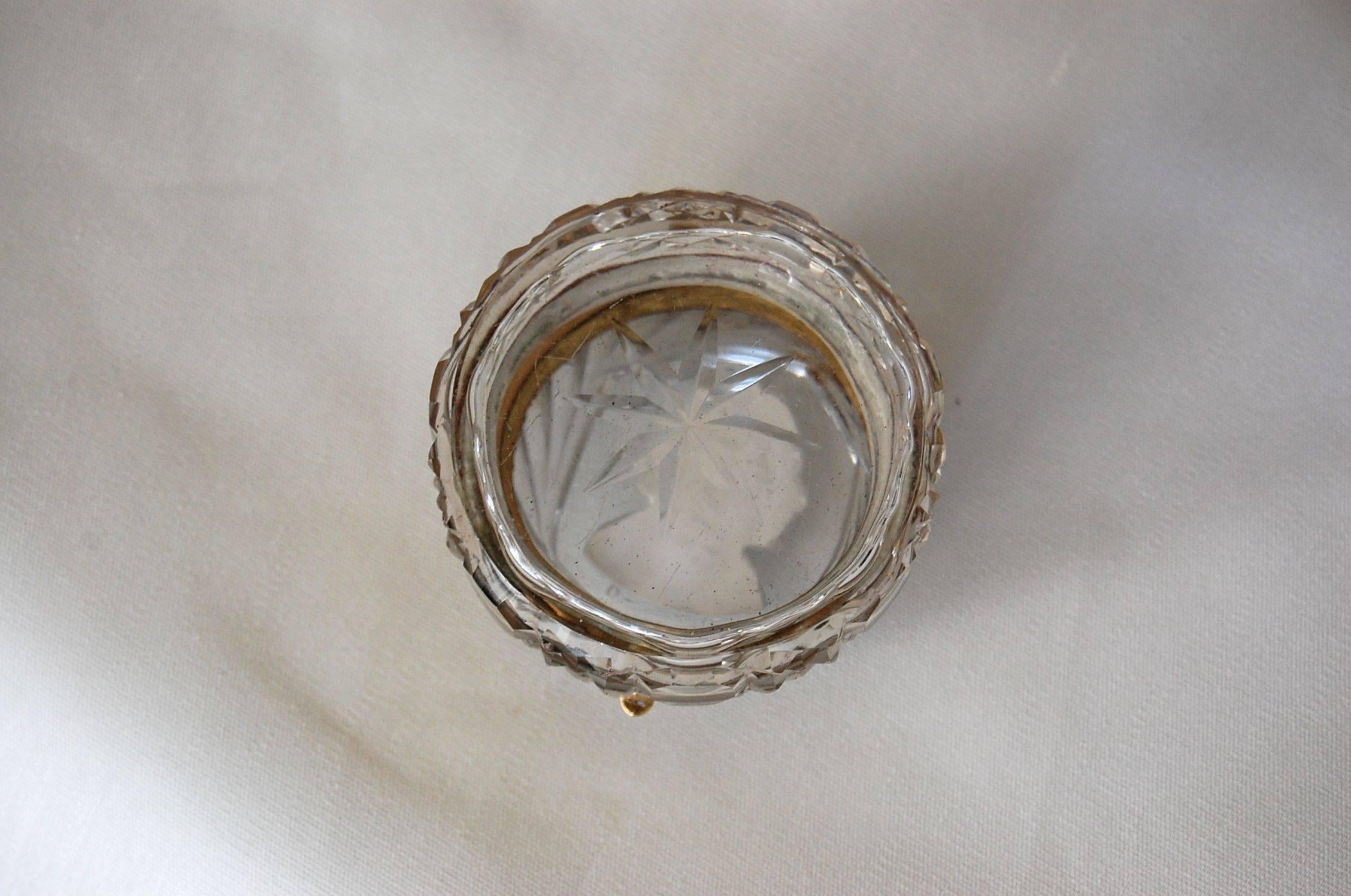 19th Century Cut Crystal Lidded Box with Sulfide Bust of 18th Century Gentleman In Excellent Condition For Sale In Pittsburgh, PA