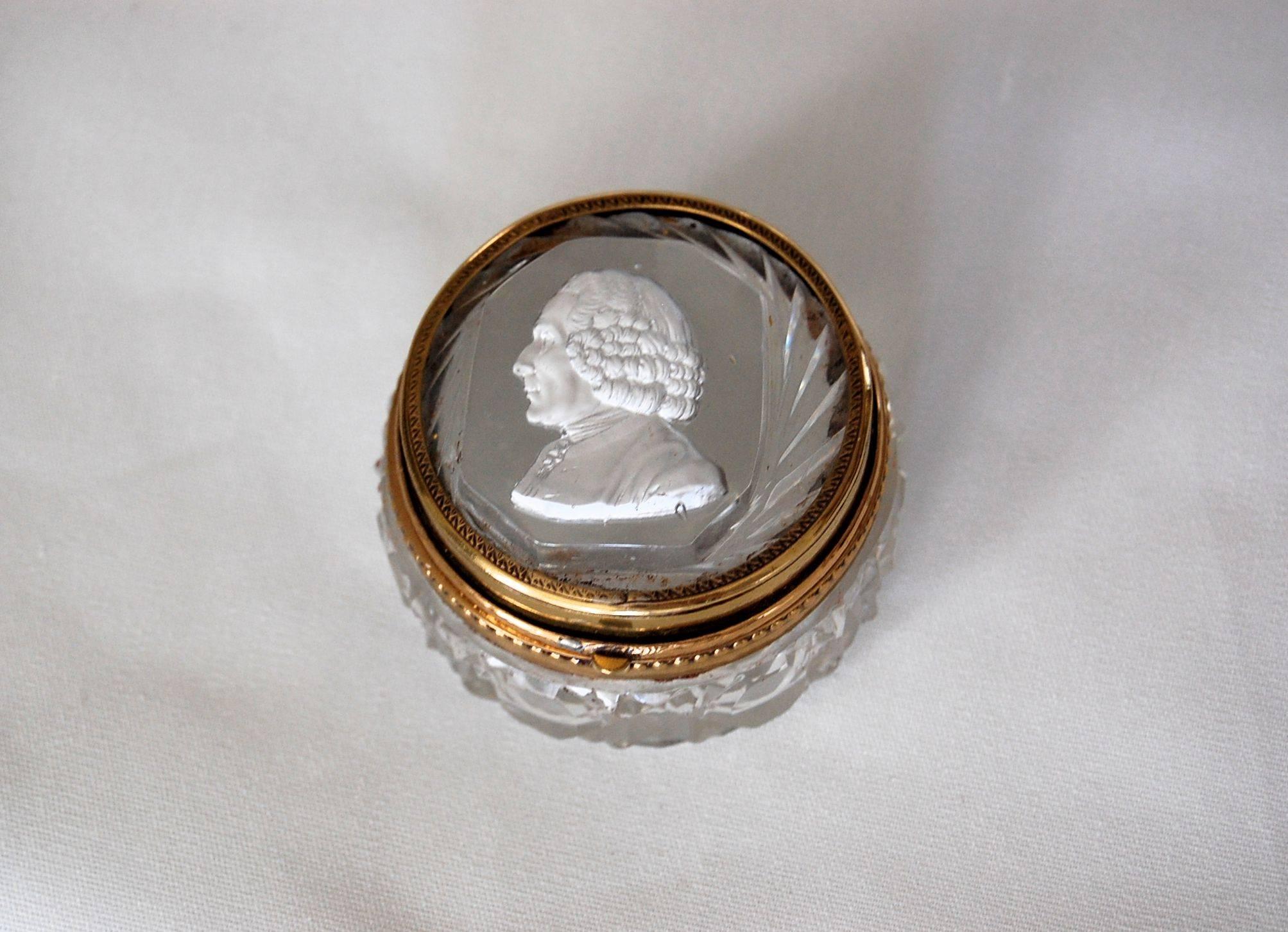 Wonderful vanity cut crystal box with metal hinge and decoration, sulfide bust of a gentleman, excellent condition.