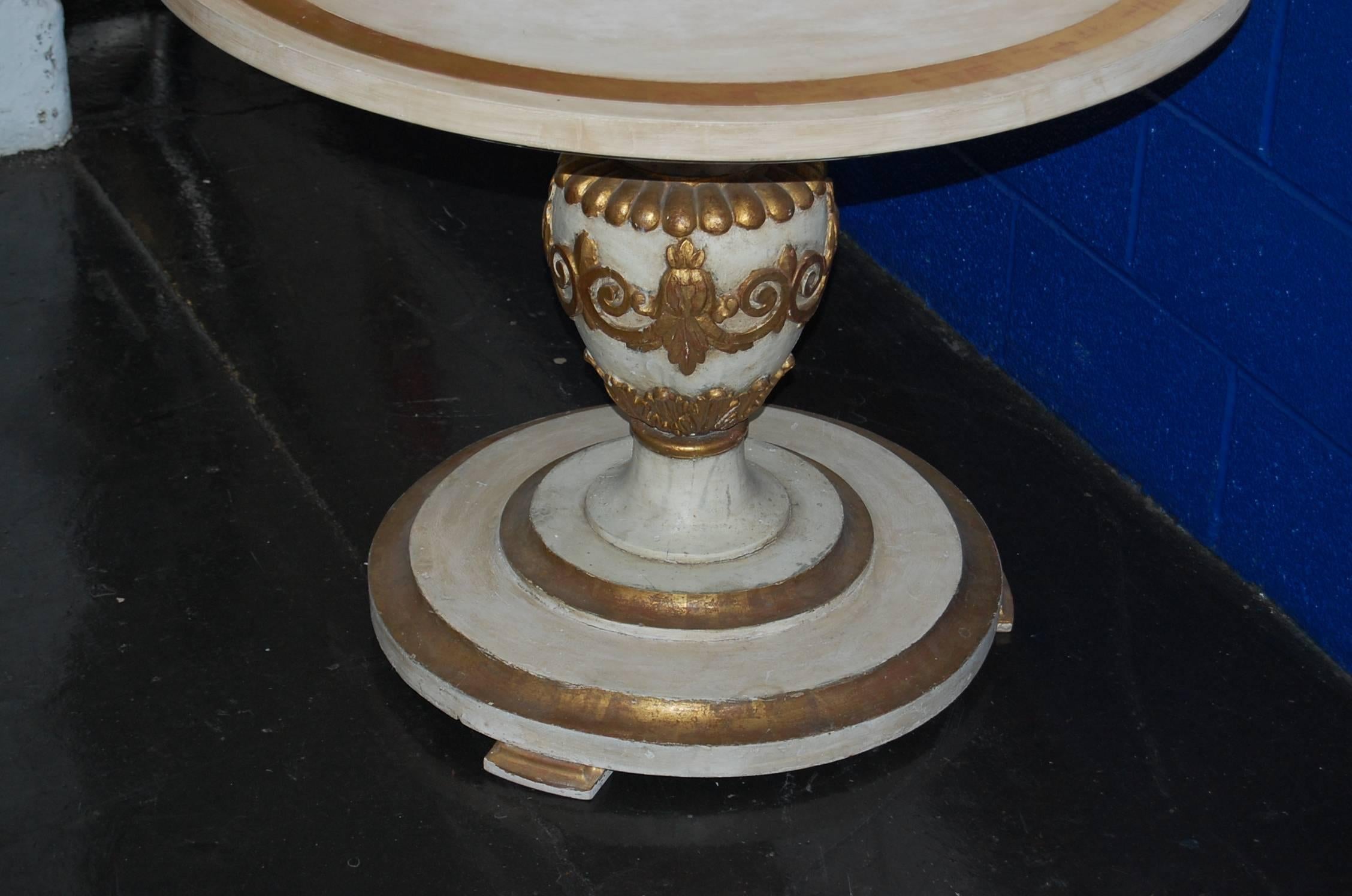 Hand-Carved Mid-20th Century Painted Italian Table with Carved Urn Column and Gold Accents For Sale