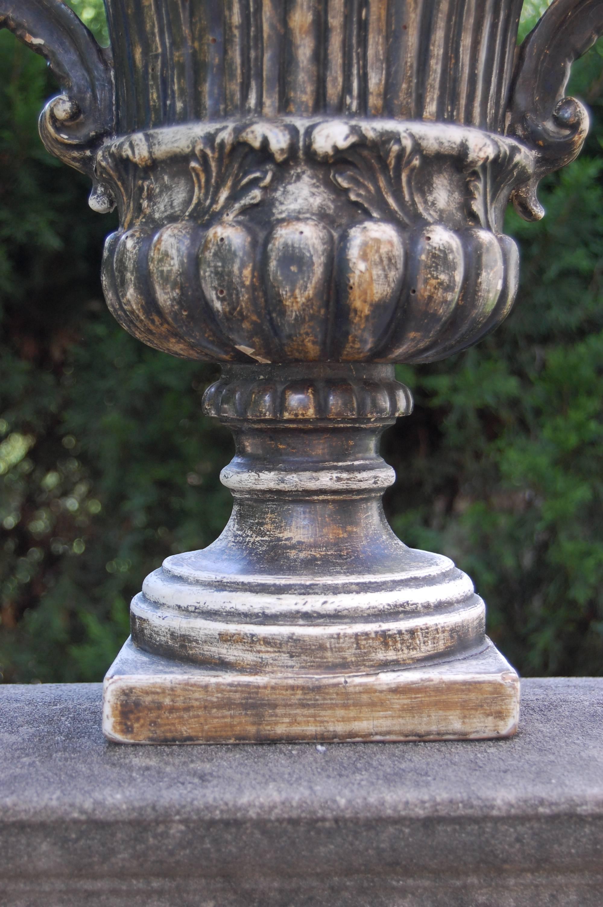 Italian Polychrome Carved Wooden Early 19th Century Urn with Handles In Excellent Condition In Pittsburgh, PA