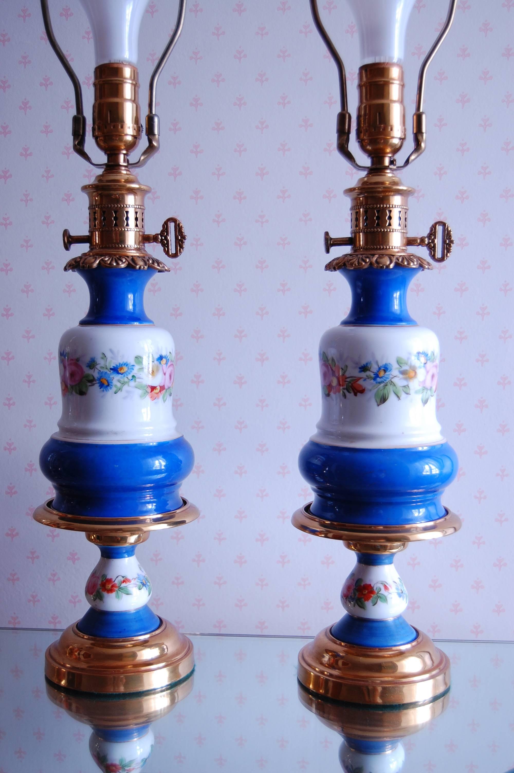 Pair of French Porcelain Oil Lamps, Likely Sevres, circa 1850 For Sale 1