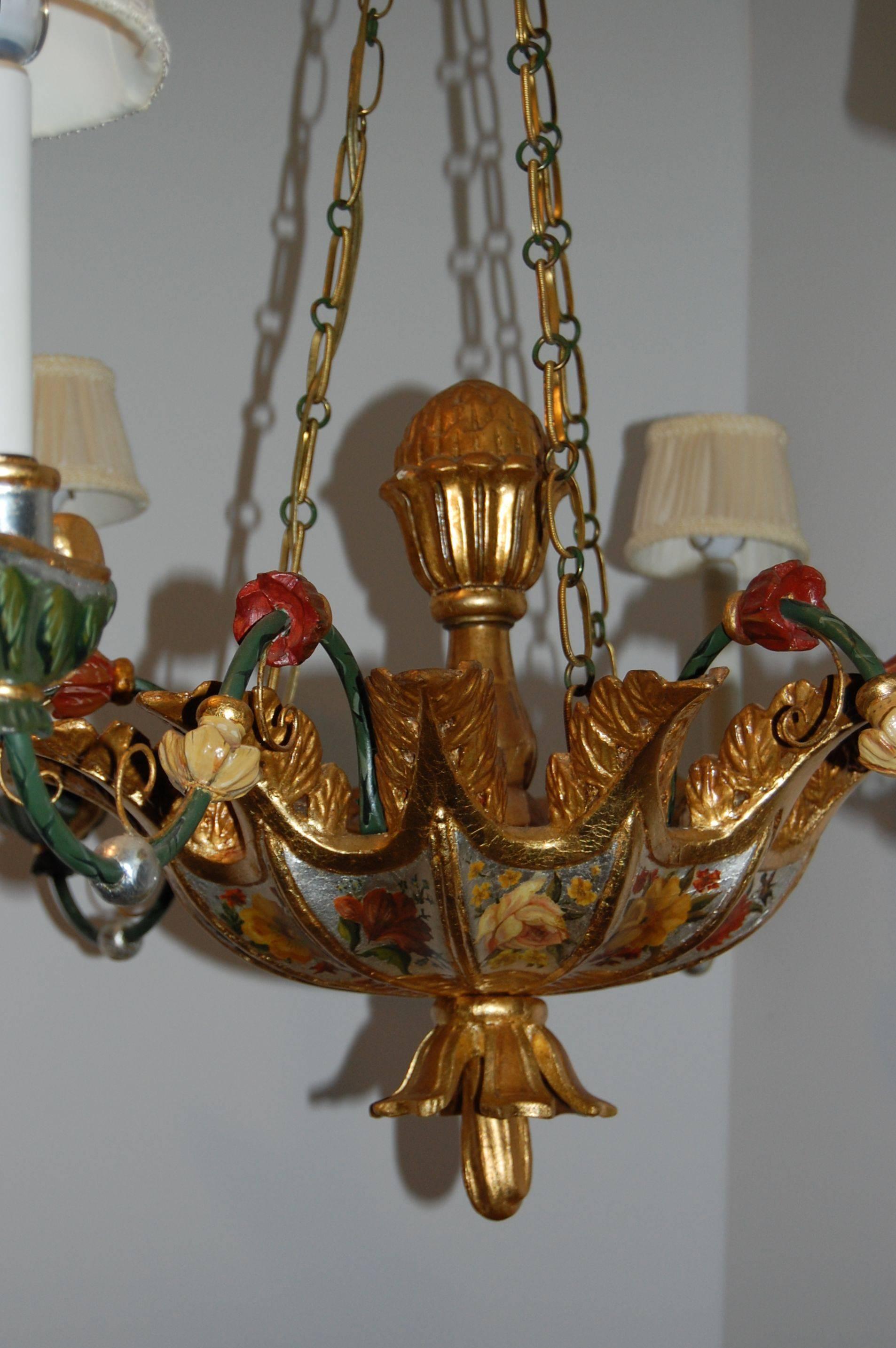 Italienischer polychromierter Kronleuchter mit sechs Leuchten aus dem frühen 19. Jahrhundert (Handgeschnitzt) im Angebot