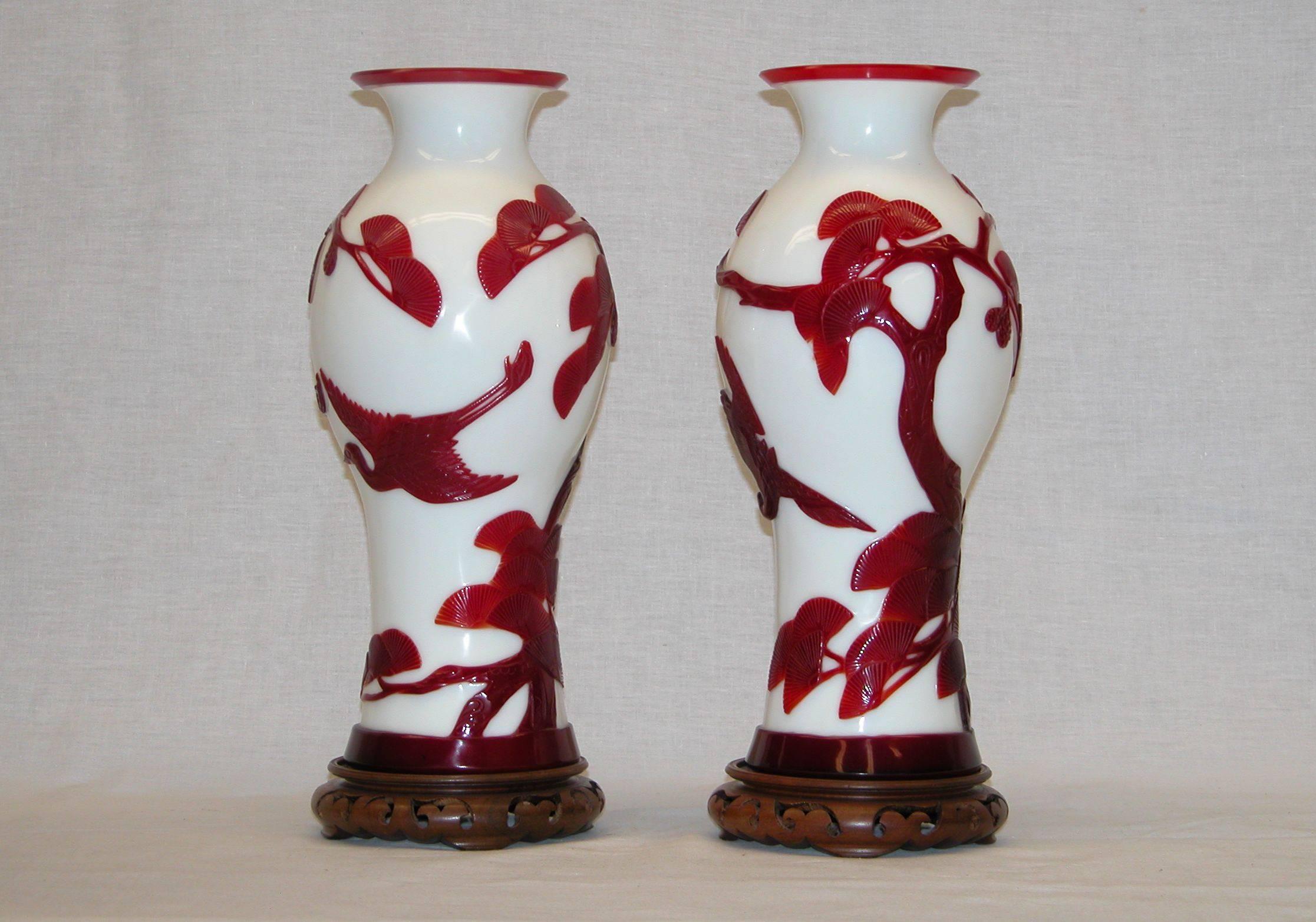 Qing Pair of Peking Chinese Glass Urns in Red and White Colors with Birds in Flight For Sale