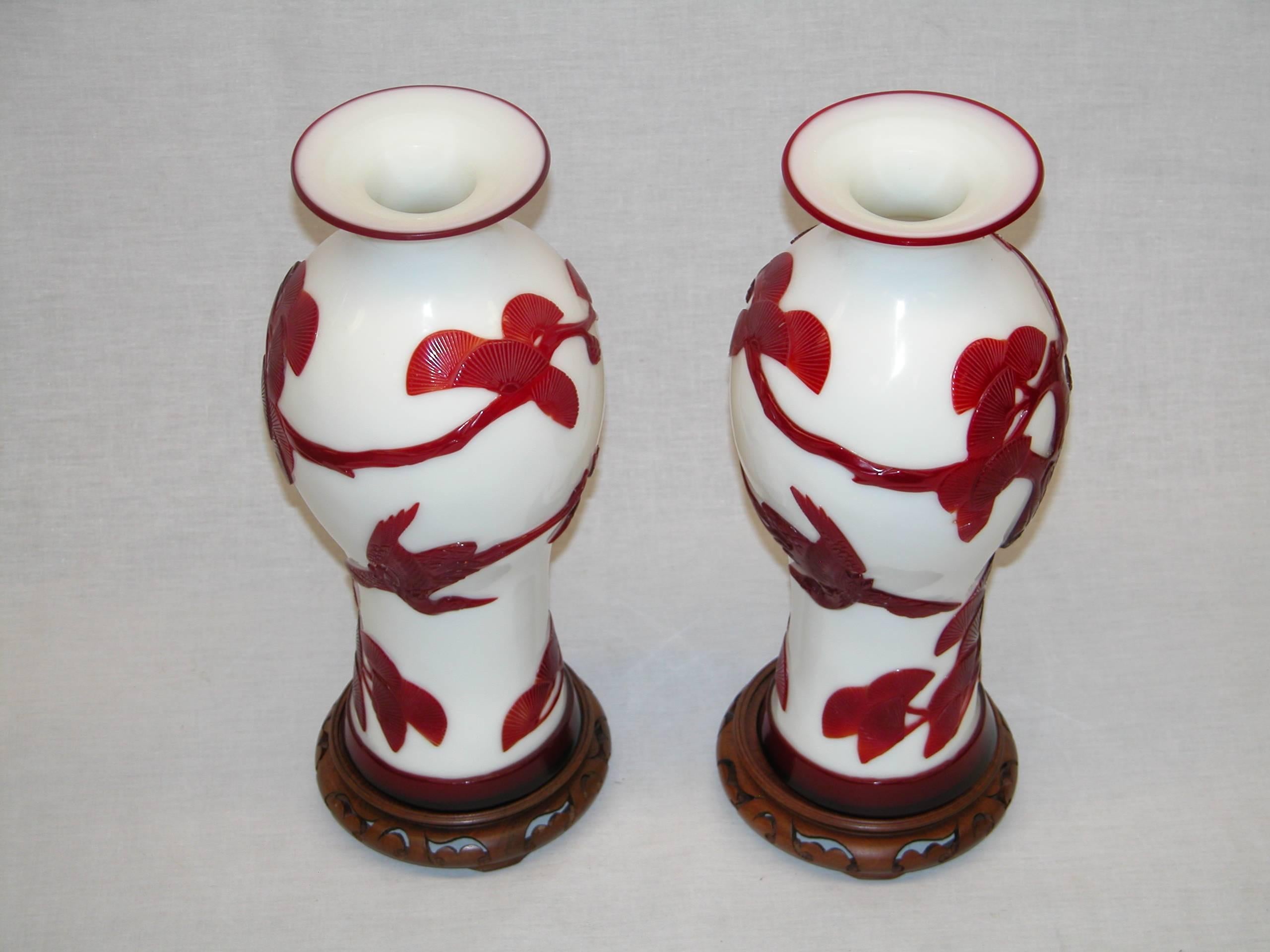 Pair of Peking Chinese Glass Urns in Red and White Colors with Birds in Flight In Excellent Condition For Sale In Pittsburgh, PA