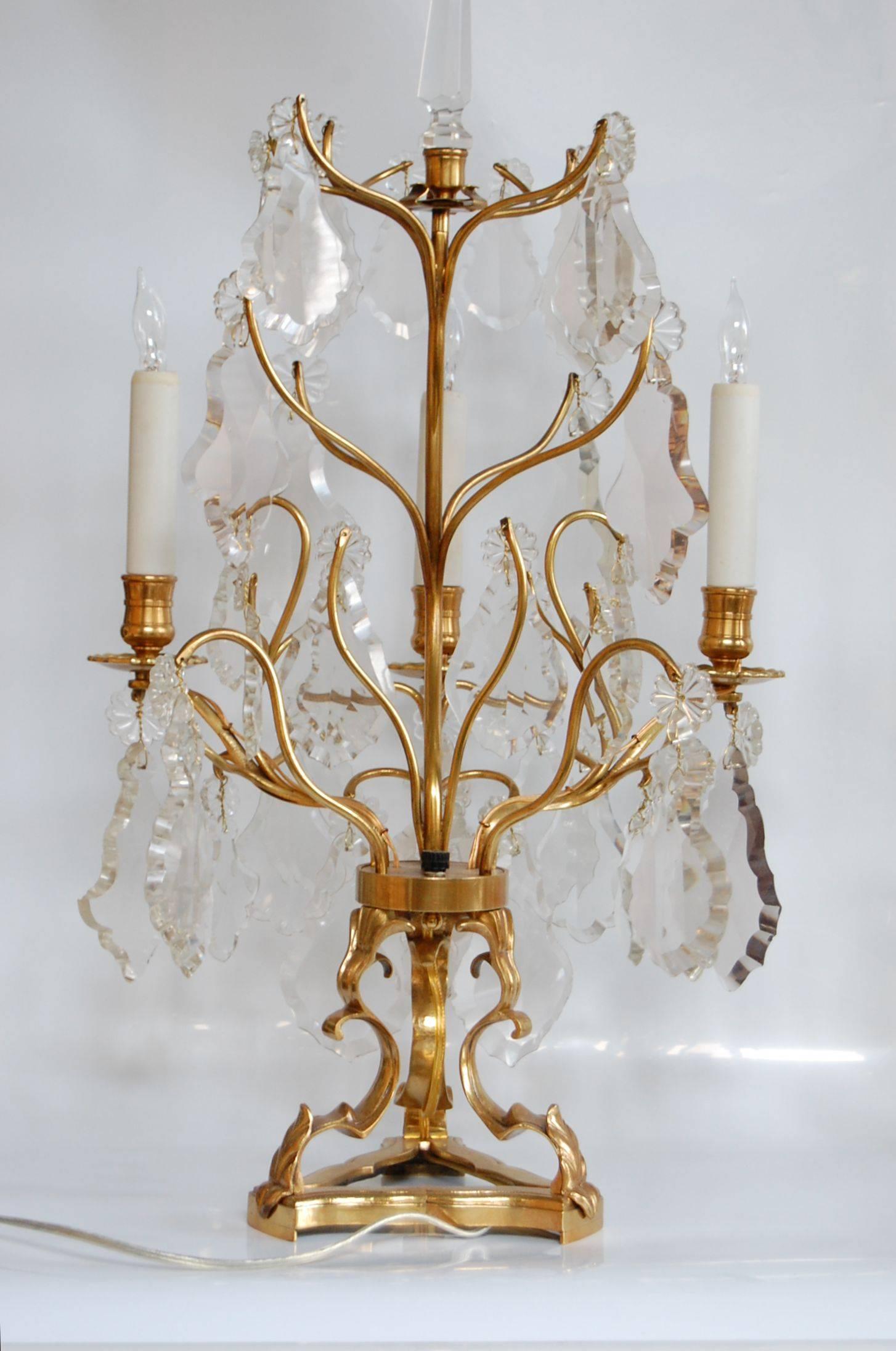 Paar Gold-Dore-Bronze-Girandolen des frühen 19. Jahrhunderts mit drei Lichtern im Angebot 1