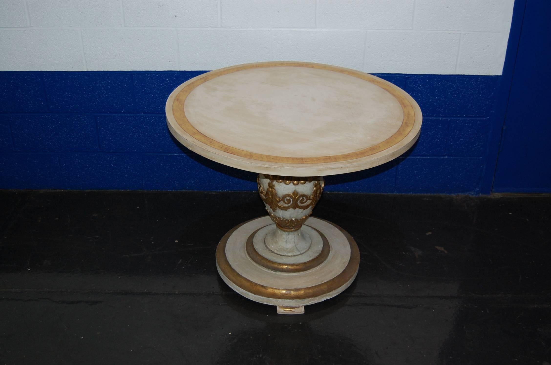 Mid-20th Century Painted Italian Table with Carved Urn Column and Gold Accents In Good Condition For Sale In Pittsburgh, PA