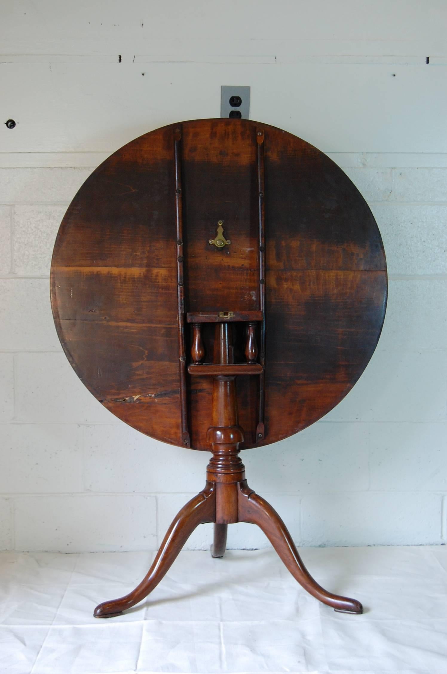 Hand-Crafted Georgian Mahogany Circular Tilt-Top Table, circa 1800