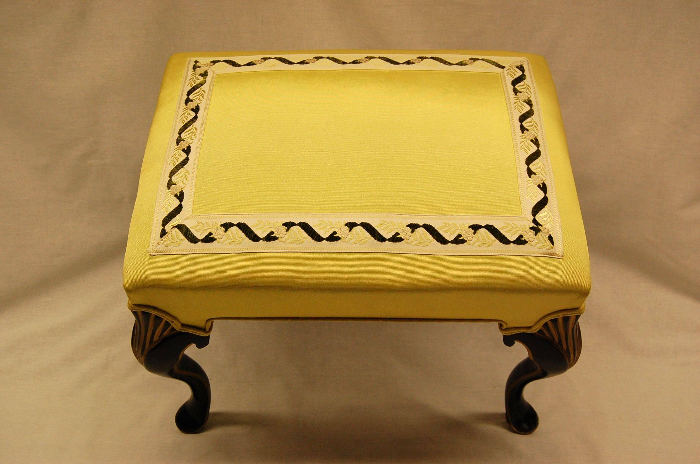 American Classical Gold Decorated Black Lacquered Bench Covered in Yellow Moire Fabric For Sale