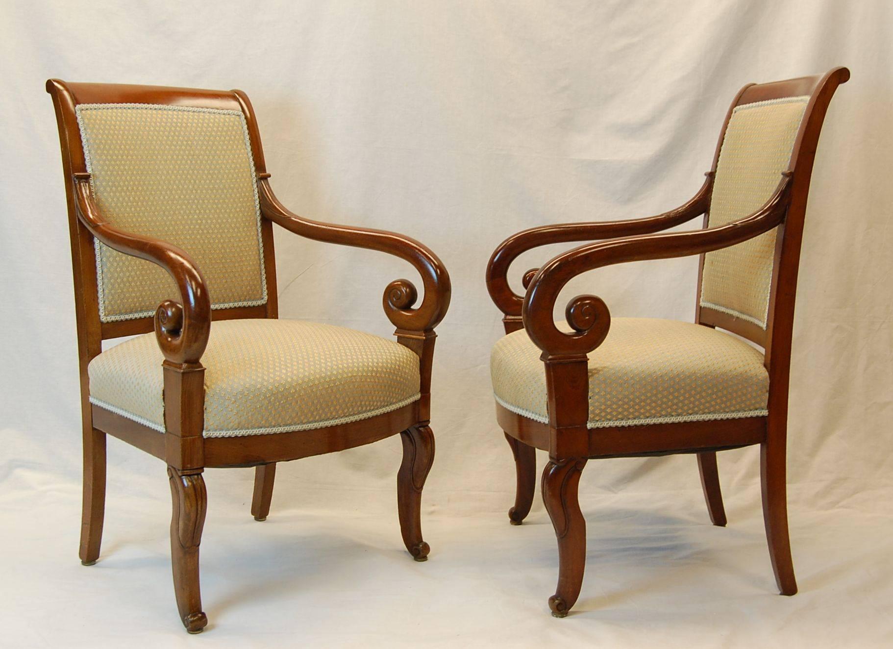 Hand-Carved Pair of Carved Mahogany Restauration Period Armchairs, Early 19th Century For Sale