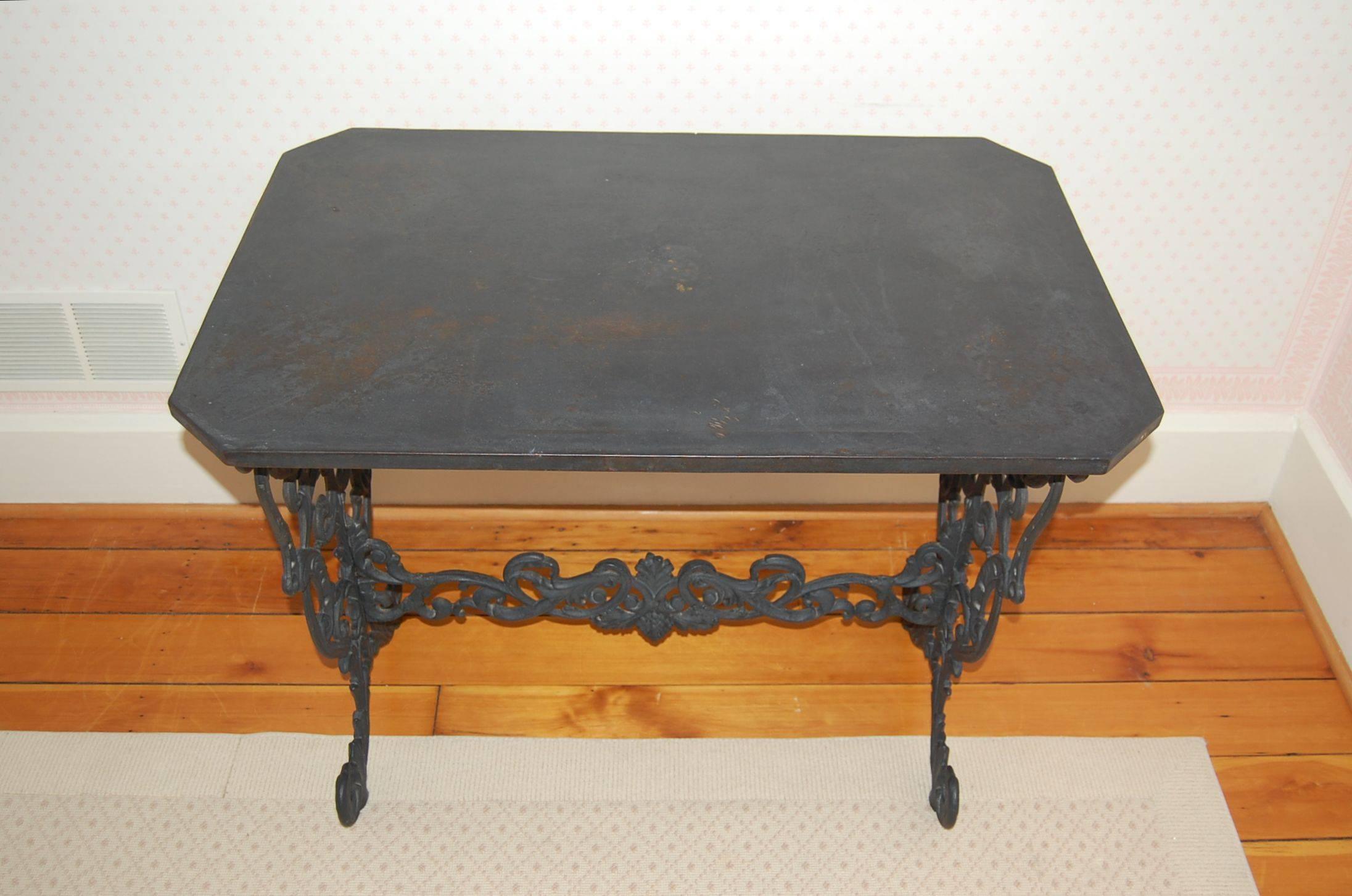 Cast Iron Table Base with Original Iron Top in the Style of Coalbrookdale In Excellent Condition For Sale In Pittsburgh, PA