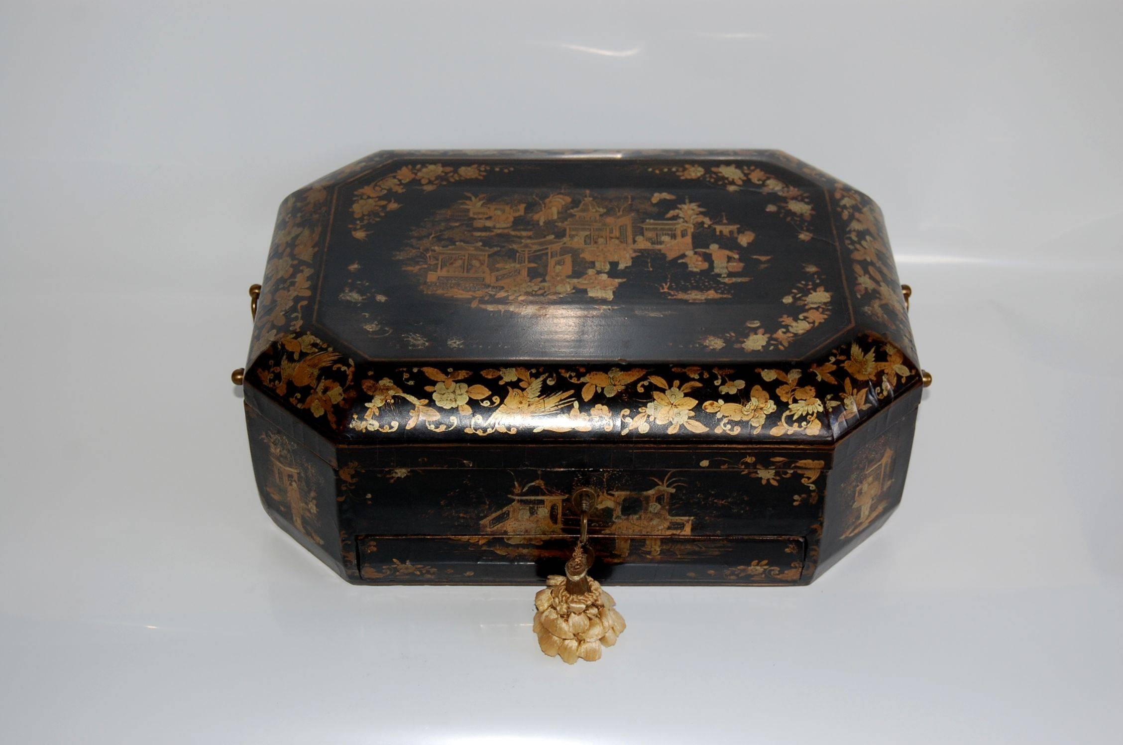 Chinoiseries boîte à couture japonaise laquée du XIXe siècle