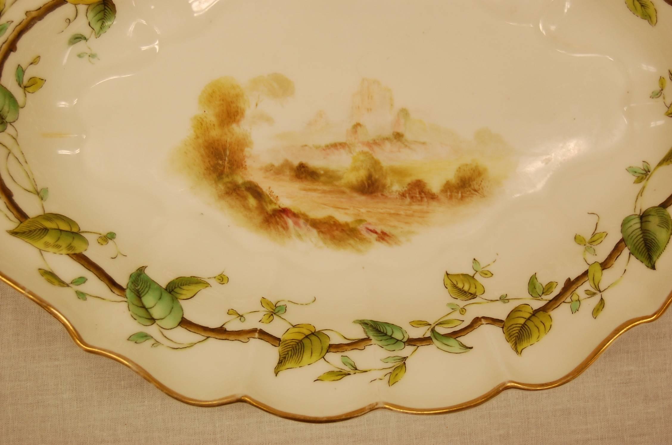 Pair of Royal Worcester Oval Dessert Bowls Dating to 1909 In Good Condition For Sale In Pittsburgh, PA
