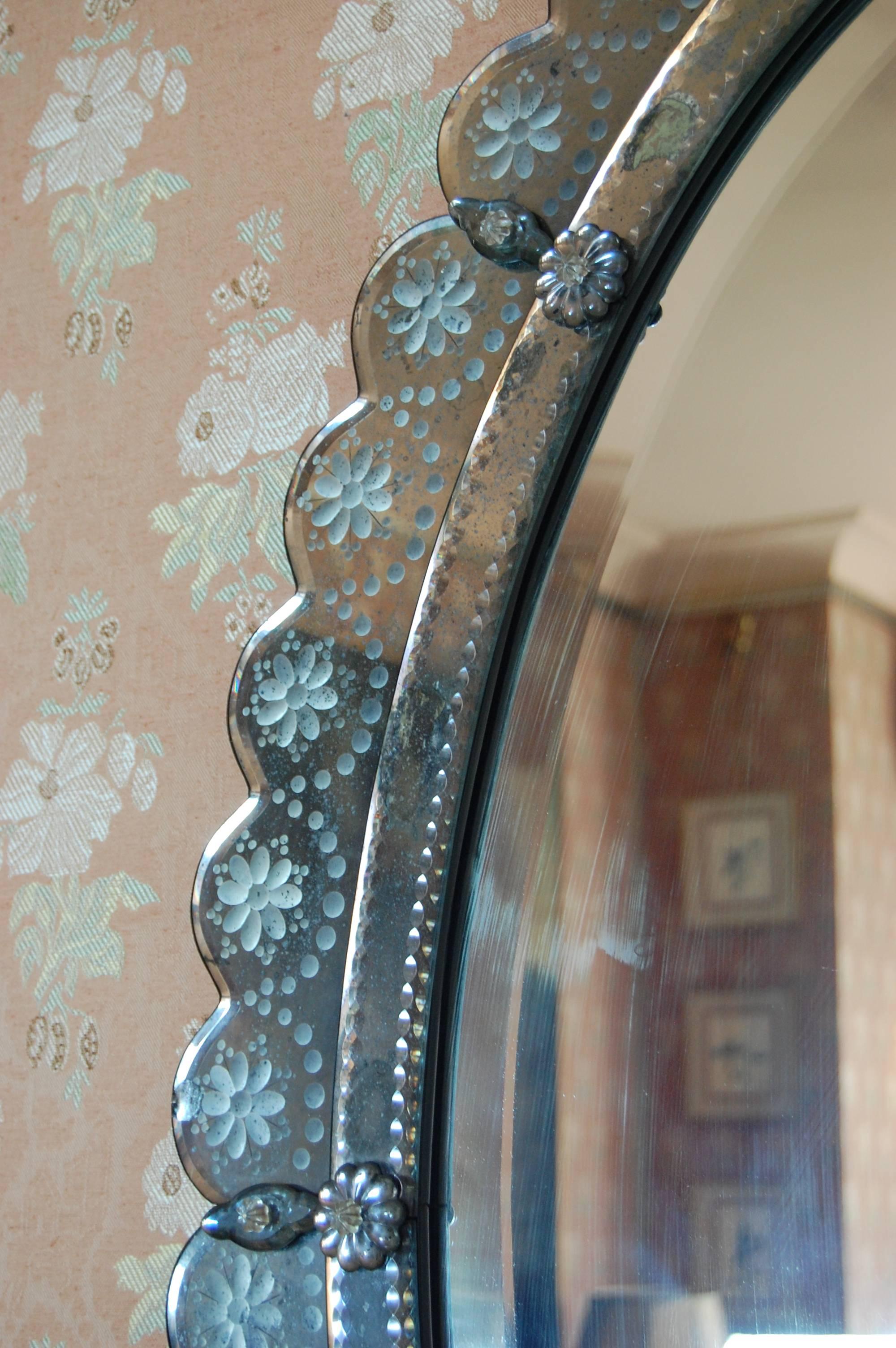 Oval Italian Art Deco Wall Mirror with Wheel Cut Designs, circa 1930-1940 For Sale 2