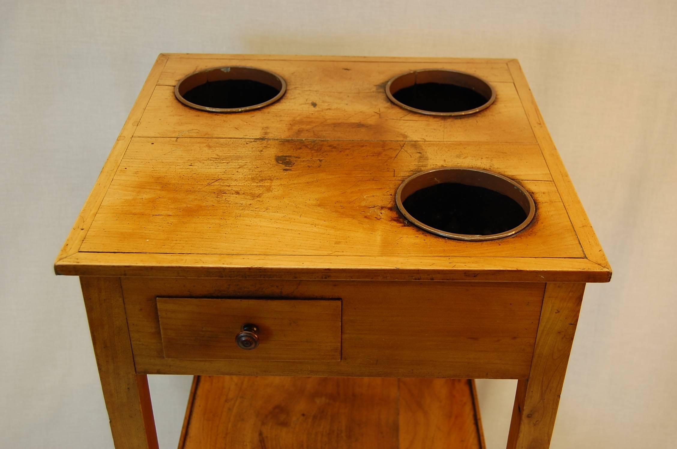 French Rafraichissoir Wine Table in Fruitwood w/ three wine buckets, circa 1820 In Excellent Condition For Sale In Pittsburgh, PA