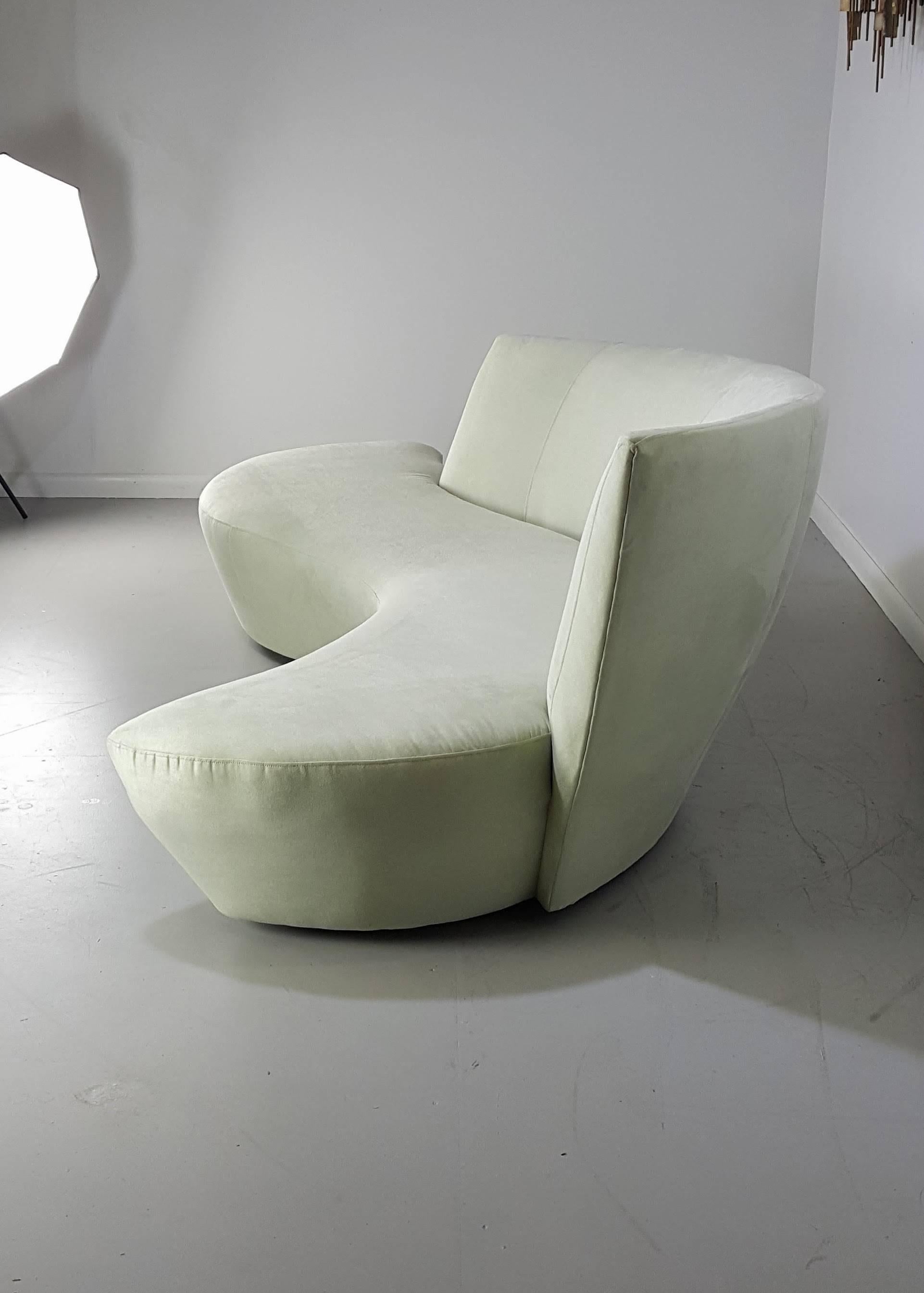 Sculptural Bilbao Sofa by Vladimir Kagan in Ultrasuede, 1970s In Excellent Condition In New York, NY