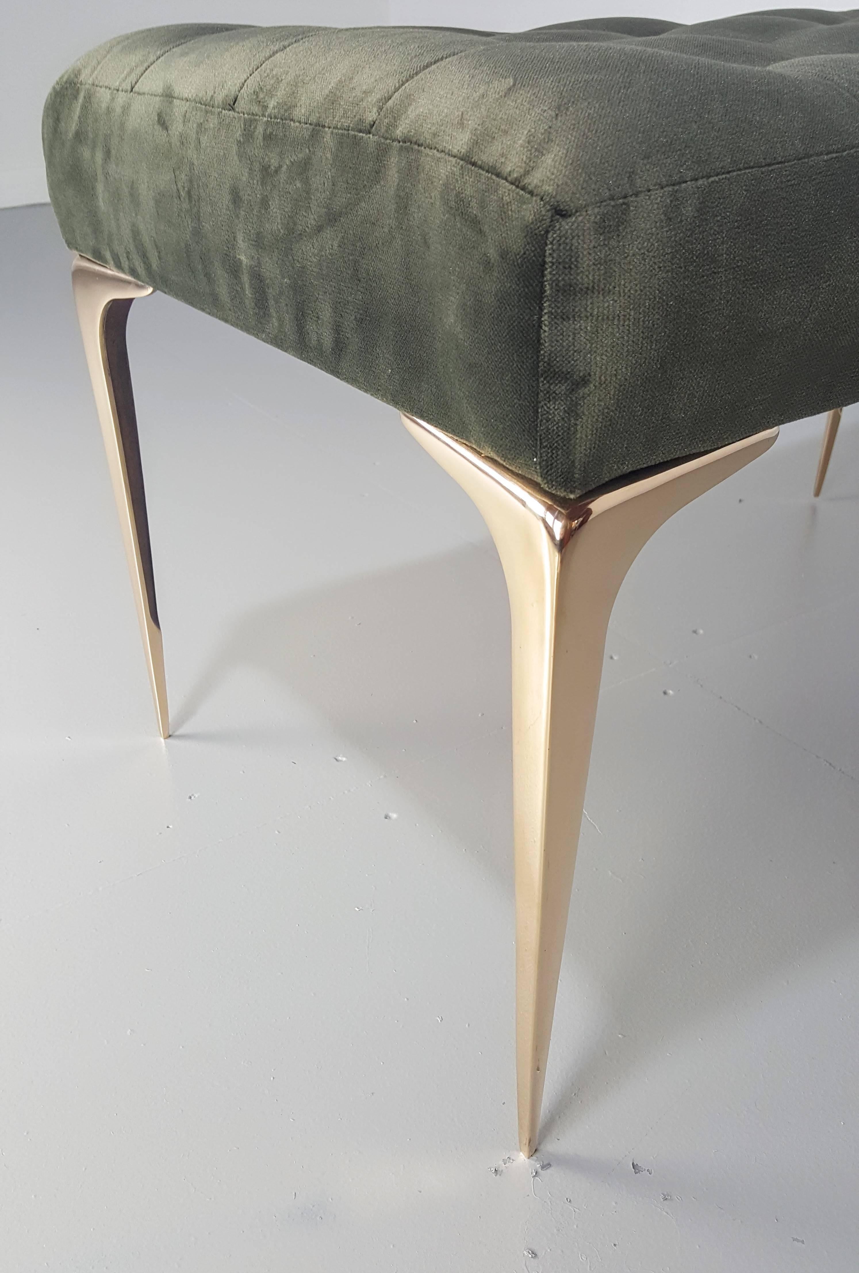 Mid-Century Italian Style Bench with Solid Bronze Tapered Legs in Gray Velvet im Zustand „Hervorragend“ in New York, NY