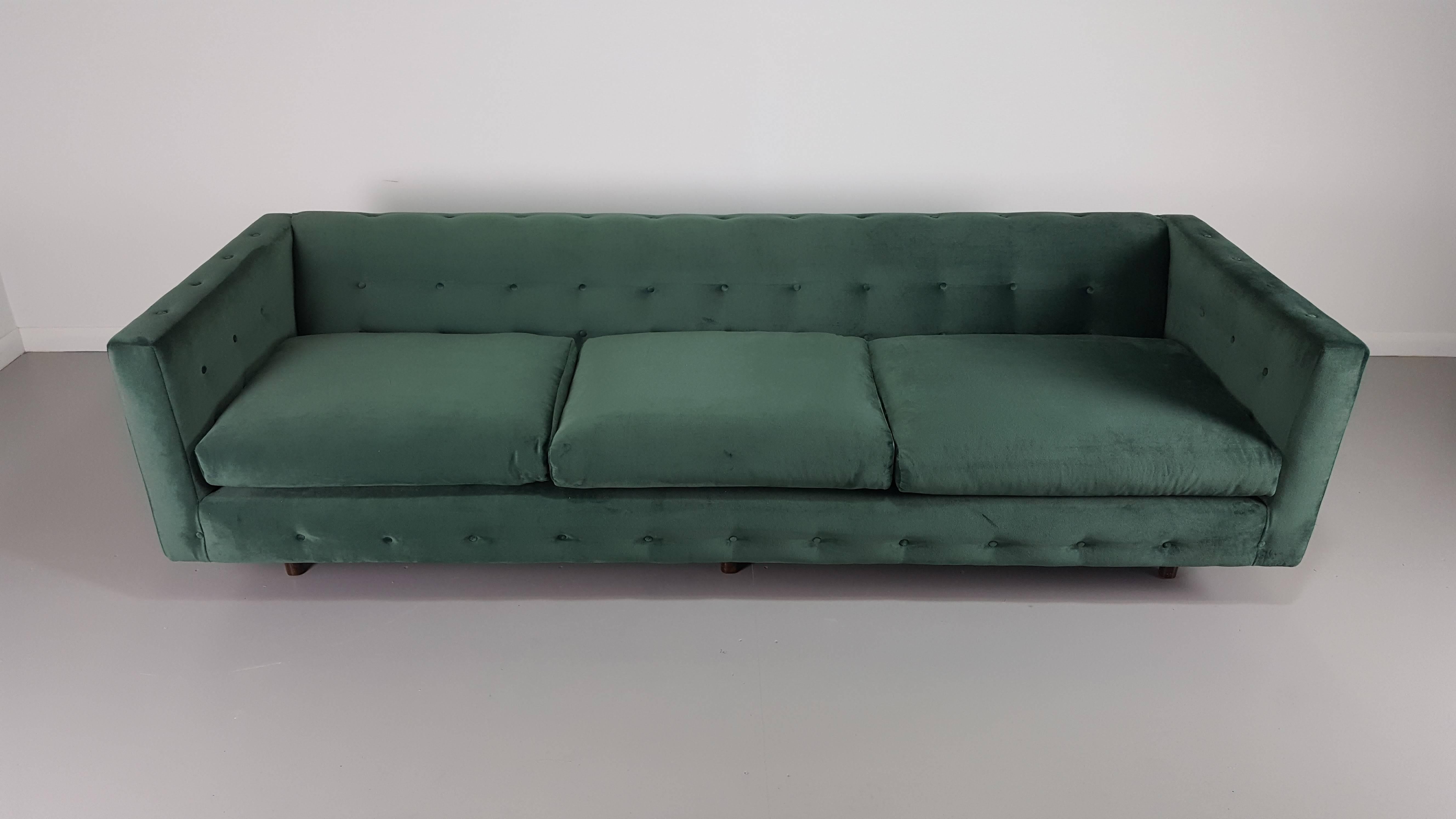Tuxedo Sofa in Velvet with Button Detail by Harvey Probber, 1960s In Excellent Condition In New York, NY