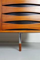 Superbe buffet ou crédence "Modèle 29" par Arne Vodder pour Sibast:: Danemark:: années 1950