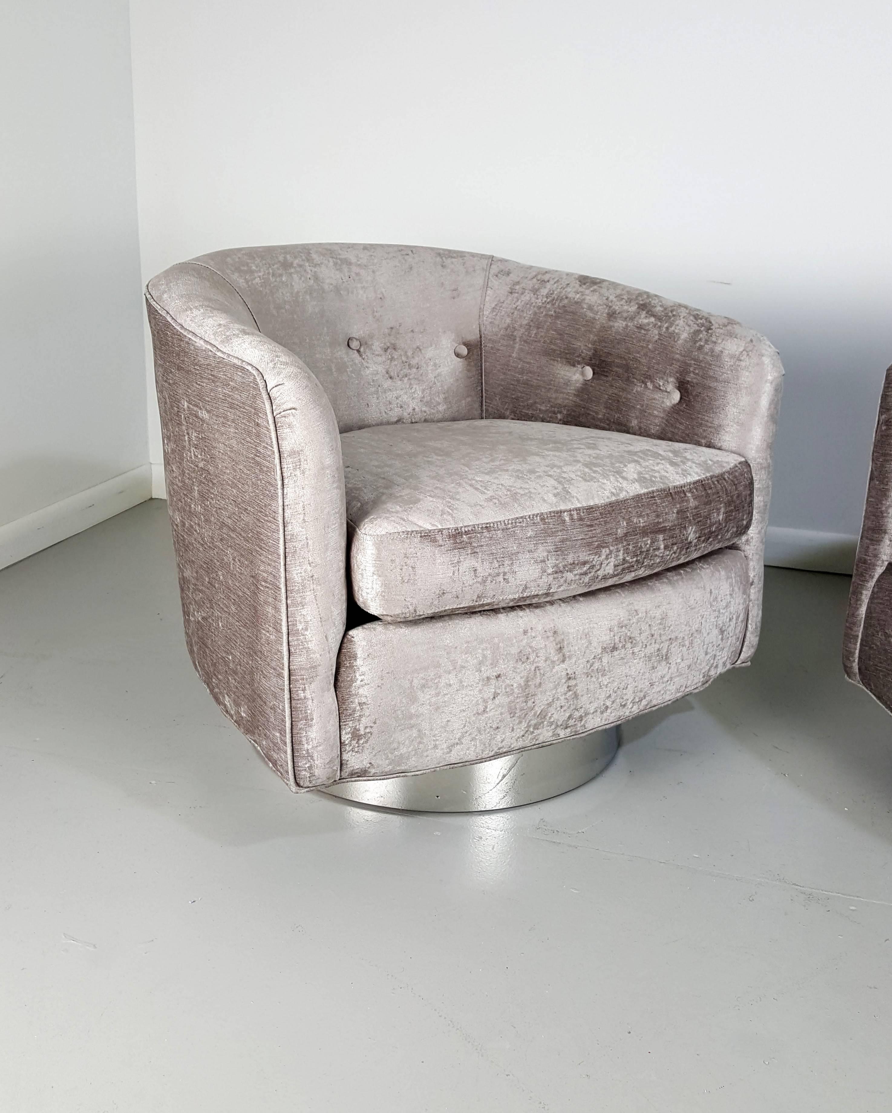 Incredible Swivel Lounge Chairs in Silver Velvet on Chrome Bases, 1970s 3