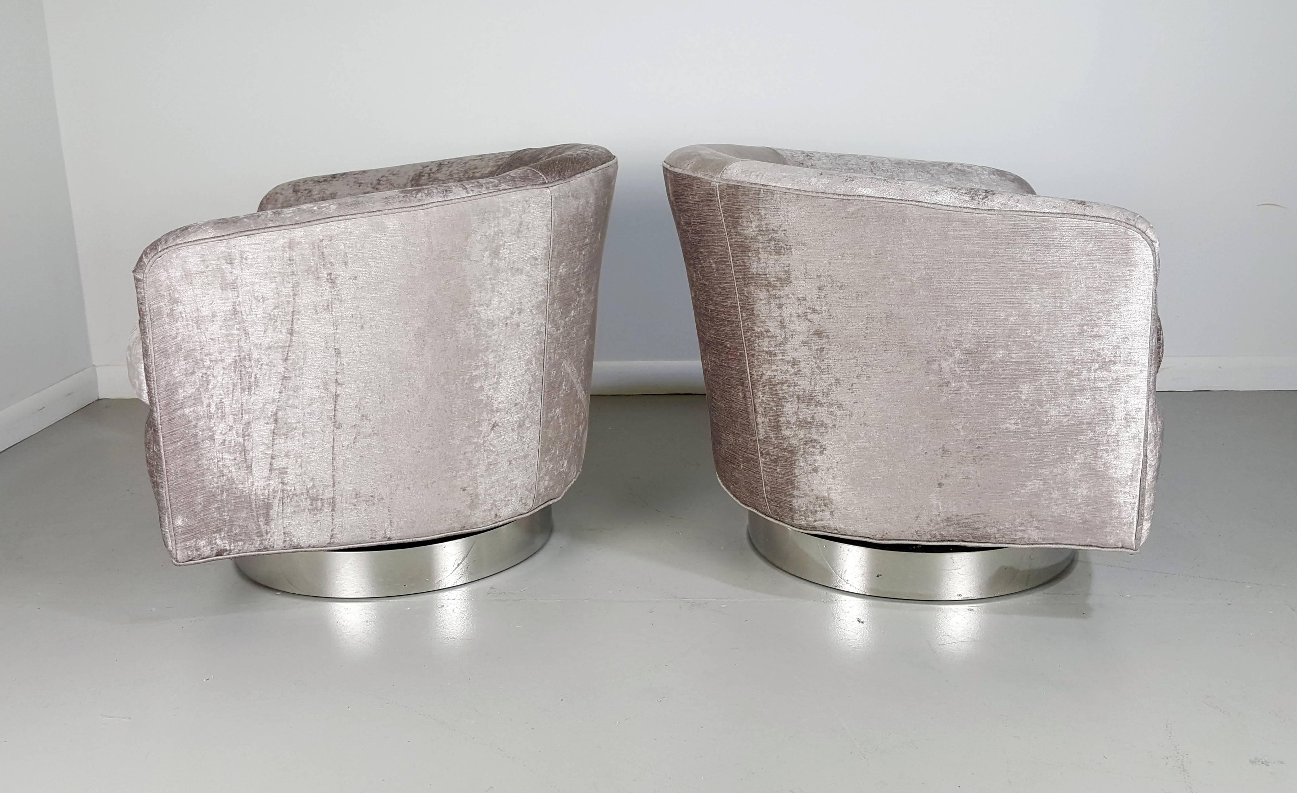 Incredible Swivel Lounge Chairs in Silver Velvet on Chrome Bases, 1970s 1