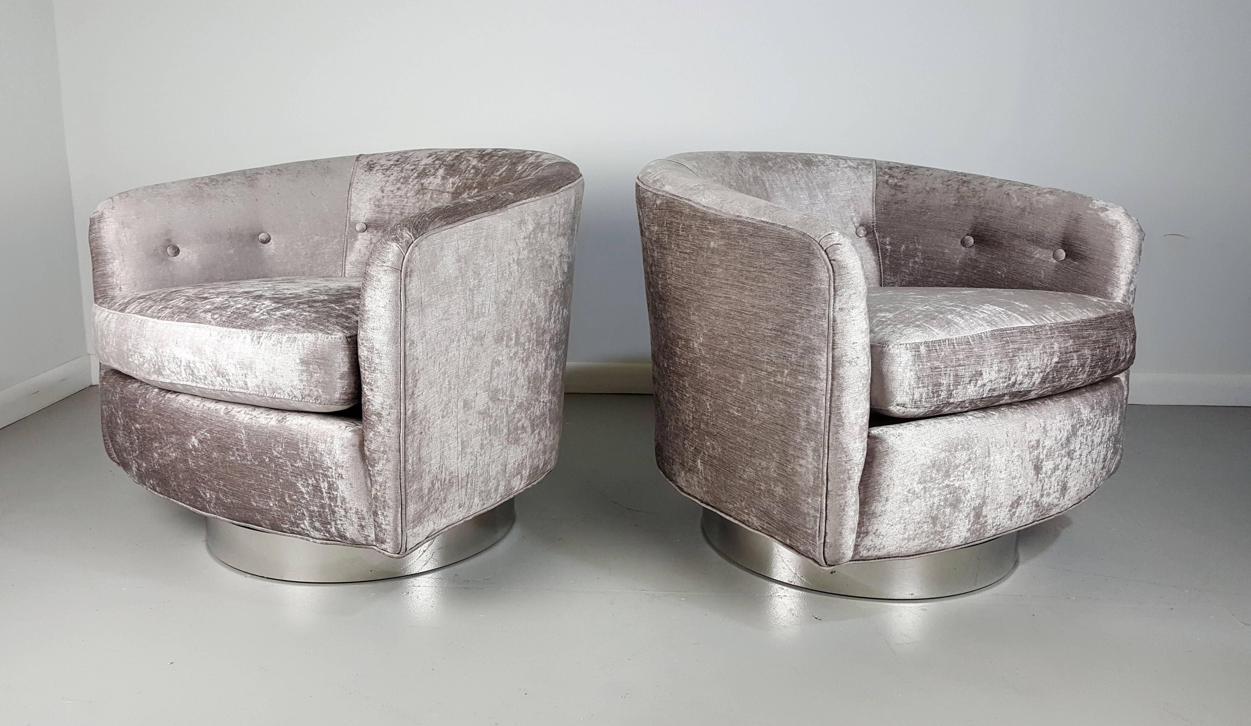 Late 20th Century Incredible Swivel Lounge Chairs in Silver Velvet on Chrome Bases, 1970s