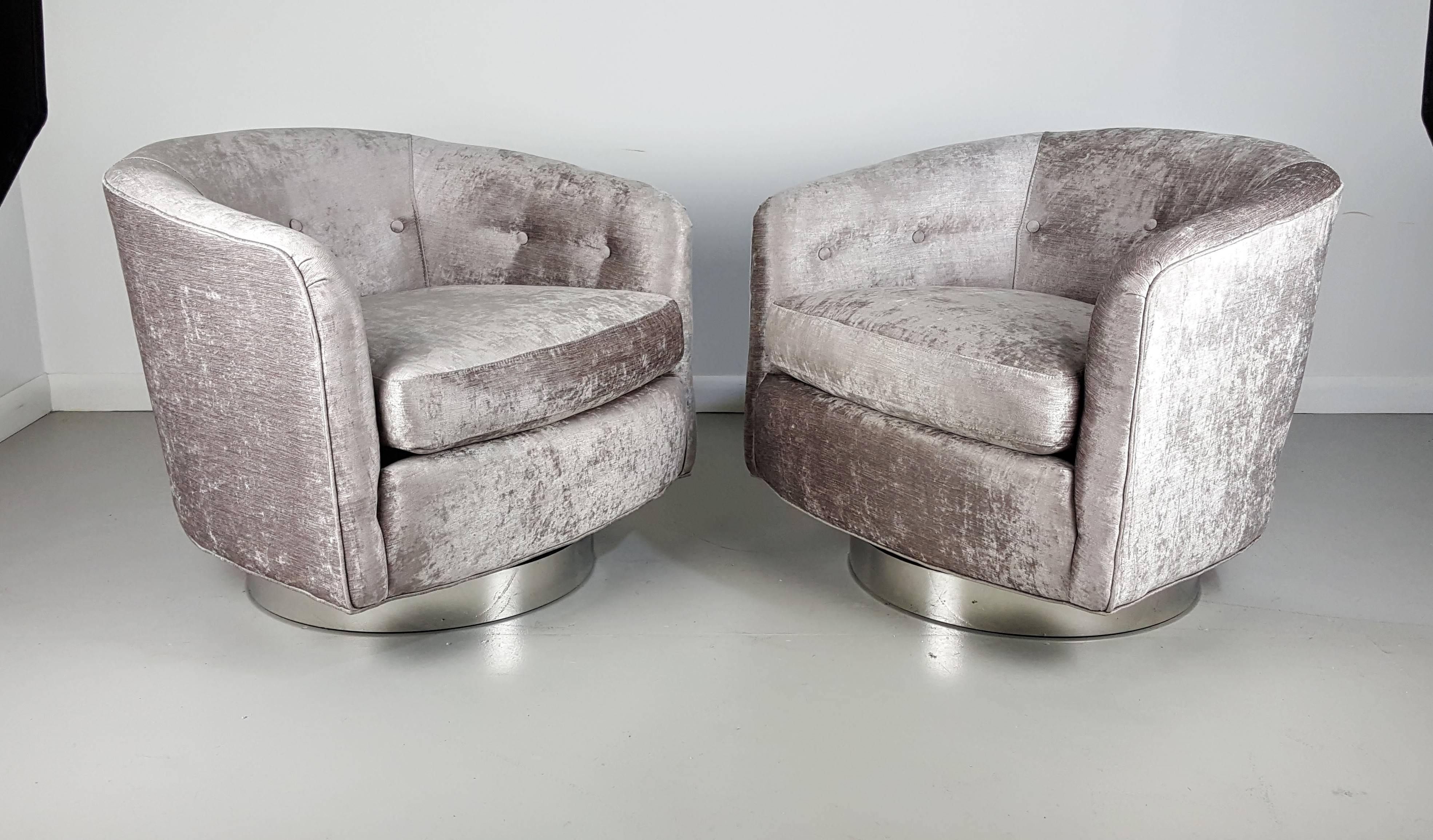 American Incredible Swivel Lounge Chairs in Silver Velvet on Chrome Bases, 1970s