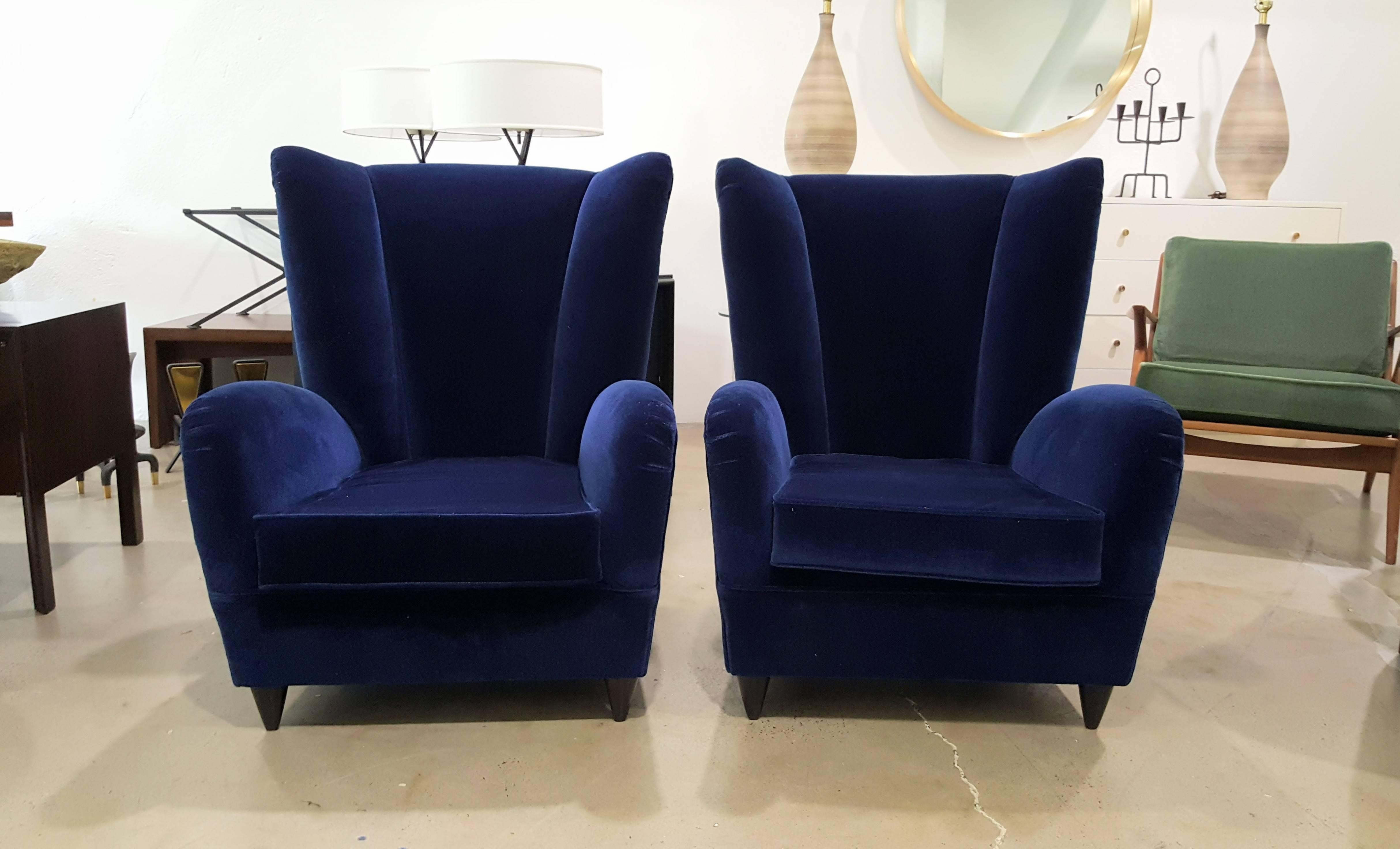 Mid-Century Modern Pair of Sculptural Italian Lounge Chairs After Paolo Buffa, Italy, 1950s