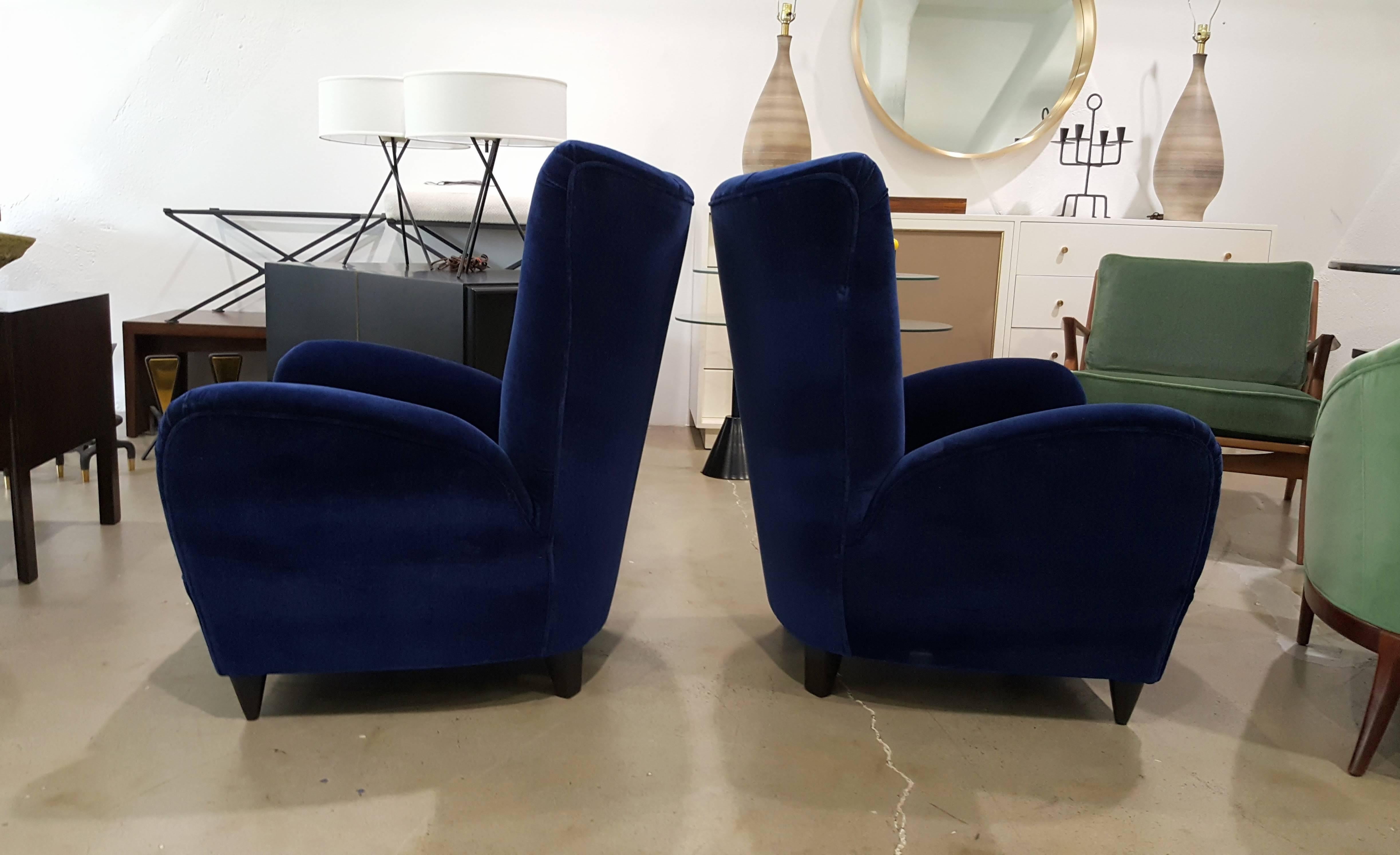 Pair of Sculptural Italian Lounge Chairs After Paolo Buffa, Italy, 1950s In Excellent Condition In New York, NY