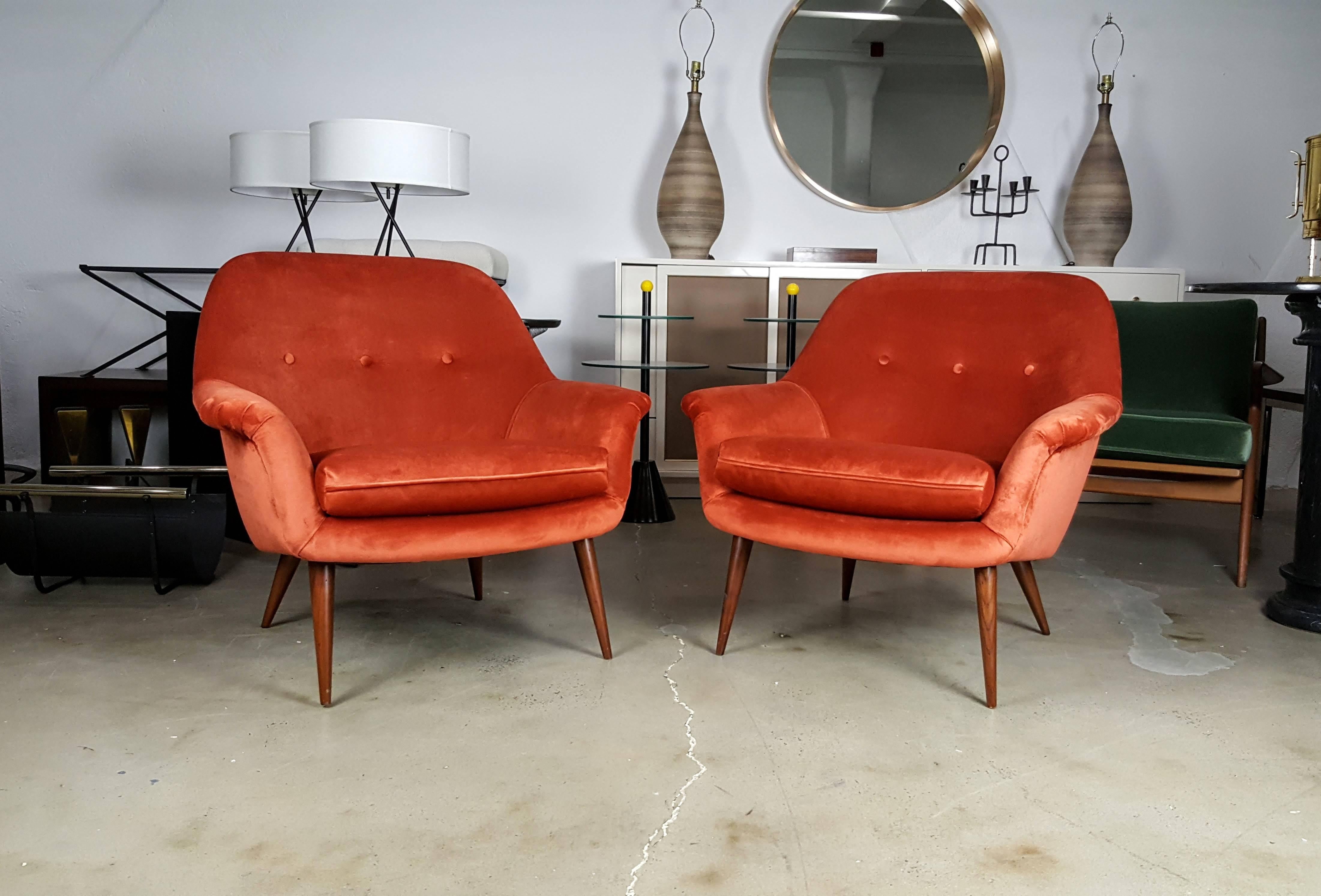 Pair of Italian Modern Lounge Chairs in Persimmon Velvet In Excellent Condition In New York, NY