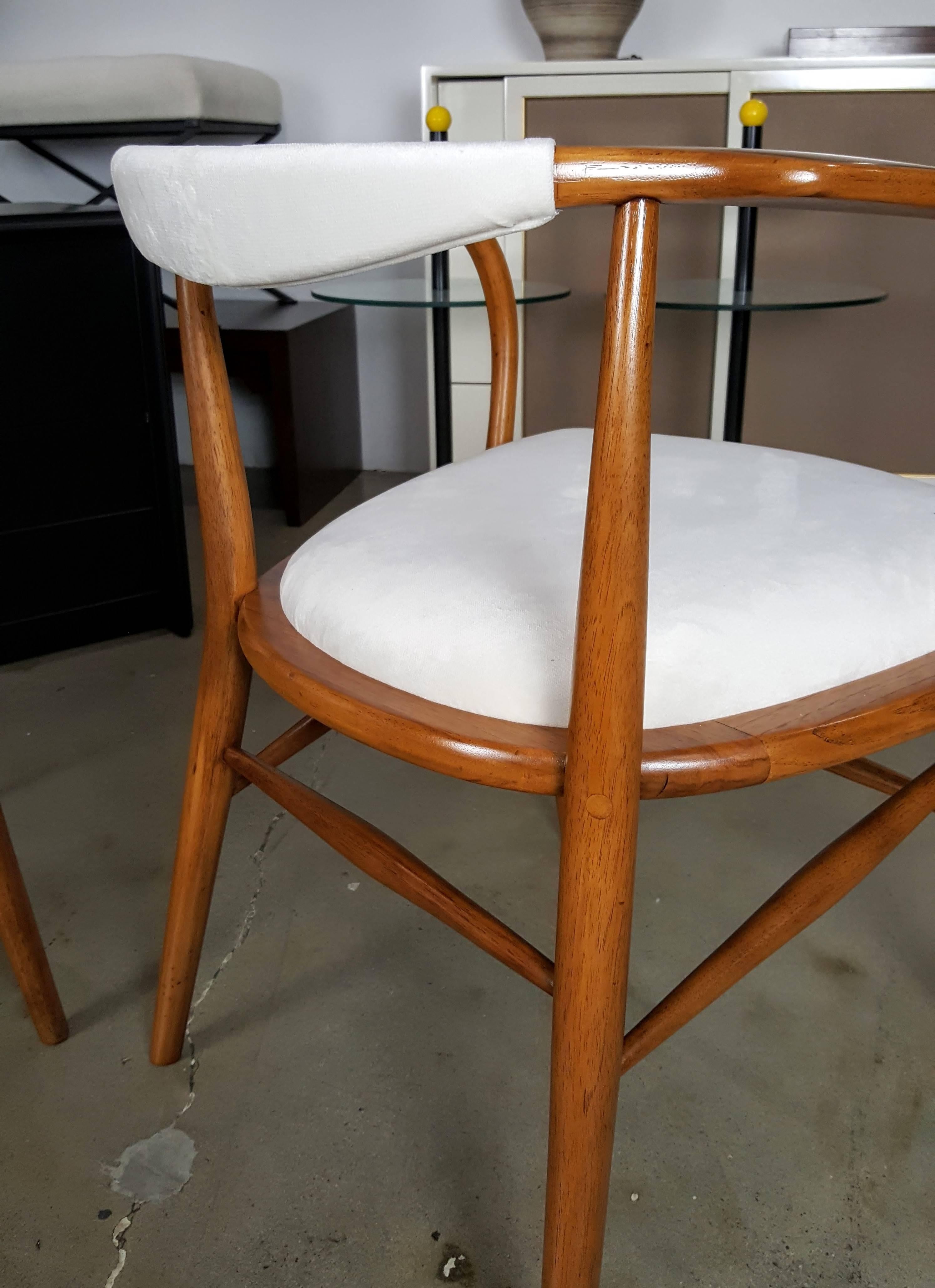 Pair of Elegant Sculptural Danish Modern Armchairs In Excellent Condition In New York, NY