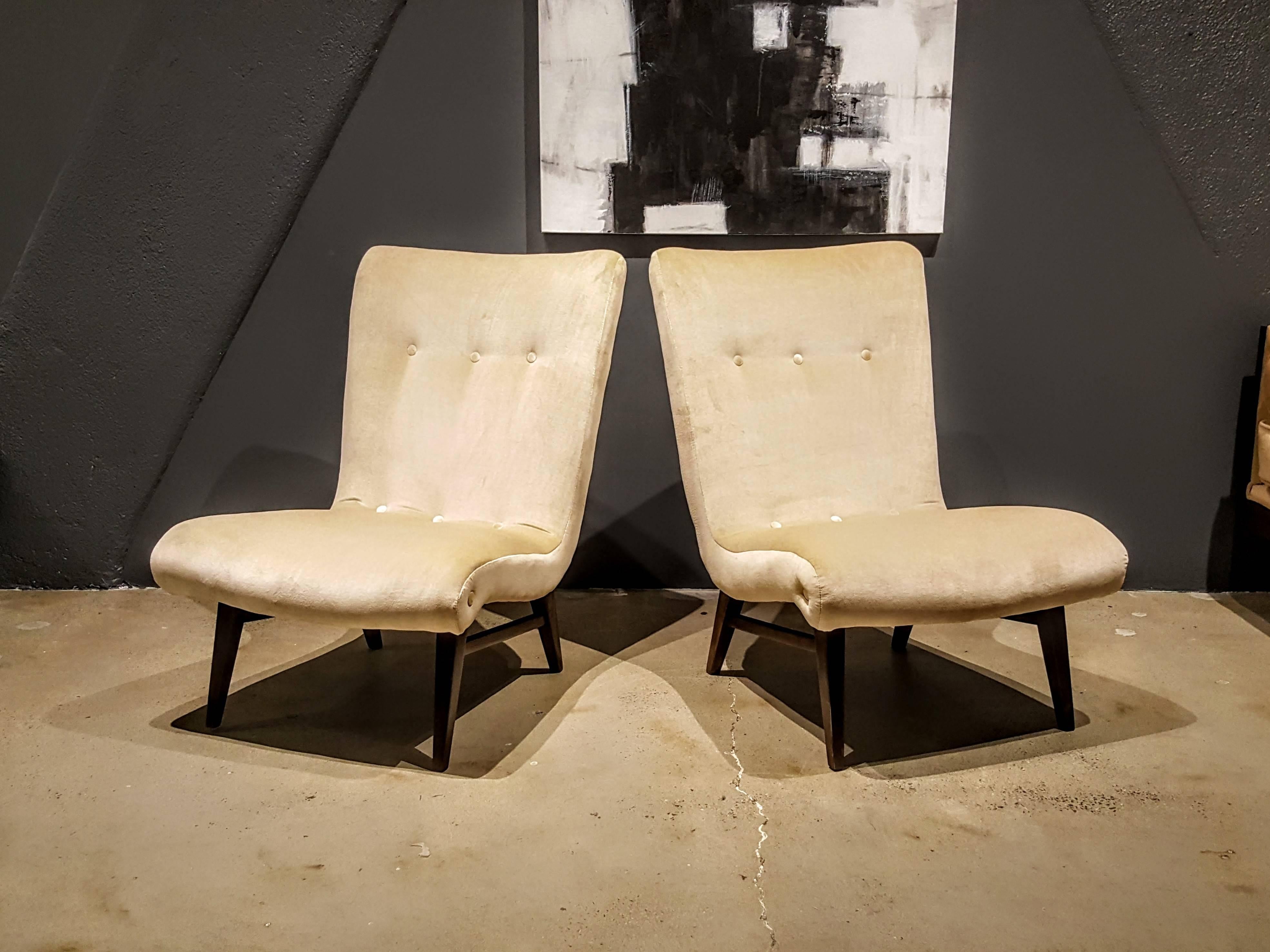 Sculptural Swedish Slipper Chairs in a Creamy Buff Velvet, 1950s In Excellent Condition In New York, NY